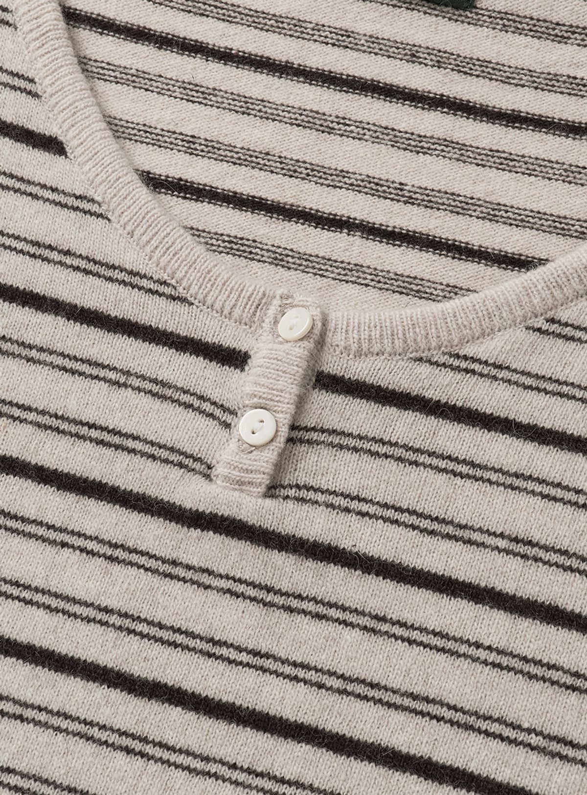 더바넷(THEBARNNET) Larry Stripe Henley Knit Top_Beige