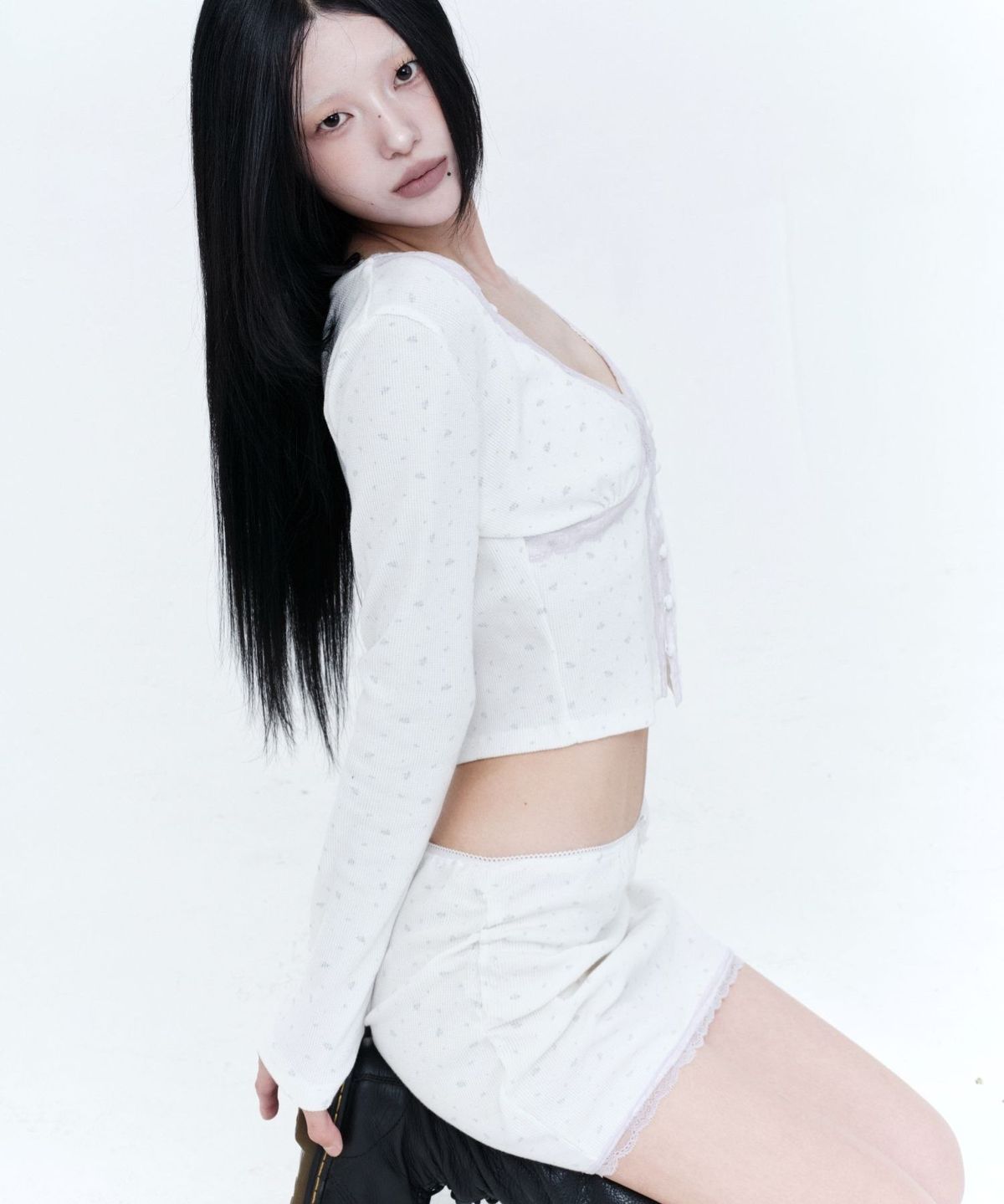 엠엘케이(MLK) 플라워 레이스 와플 셔링 미니 스커트 (WHITE)