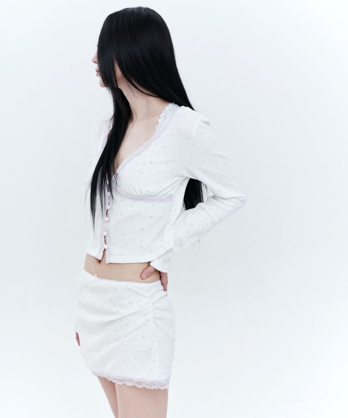엠엘케이(MLK) 플라워 레이스 와플 셔링 미니 스커트 (WHITE)