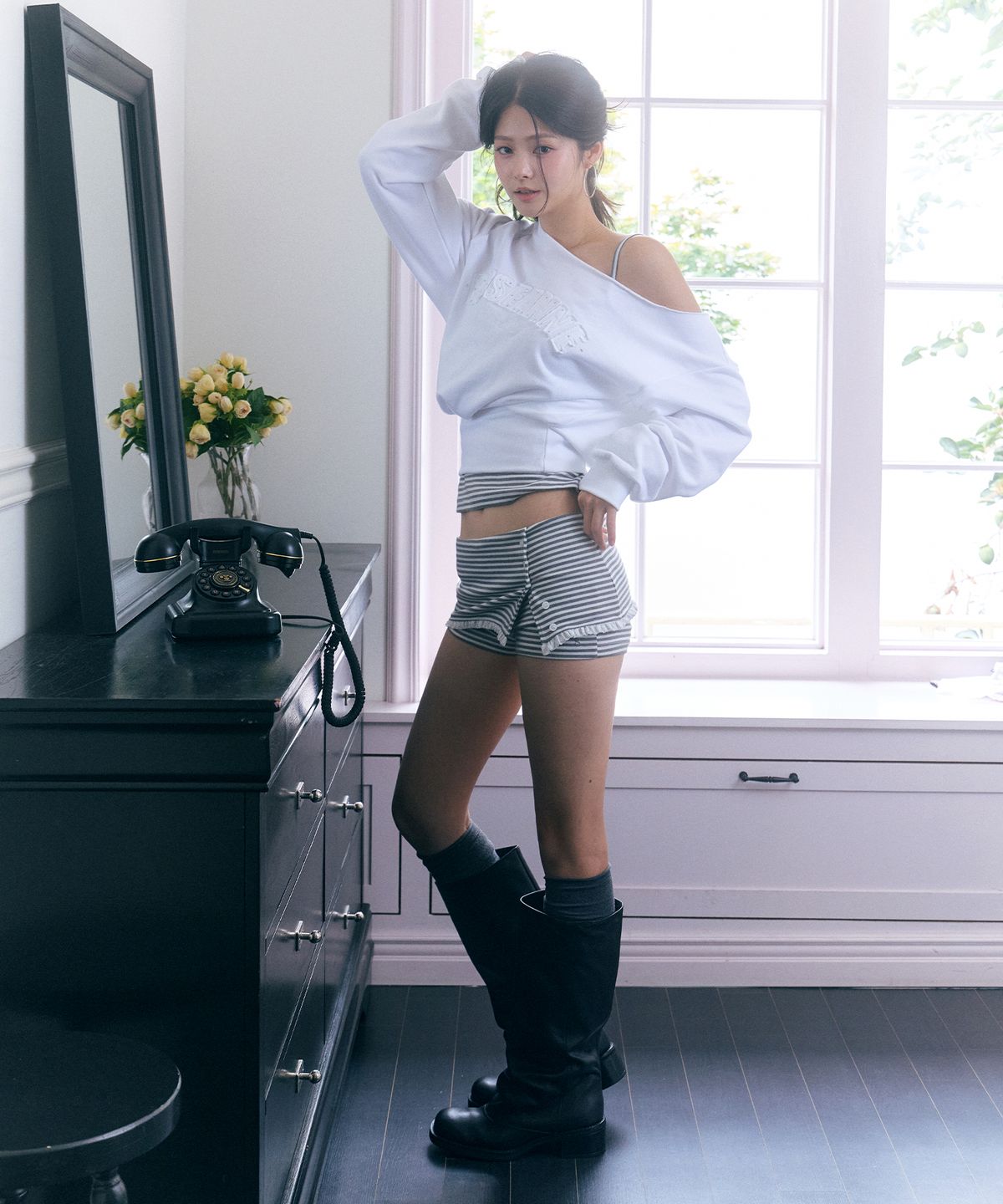 로잔느(ROSEANNE) Sweetheart Club One-Shoulder Sweatshirt (White)