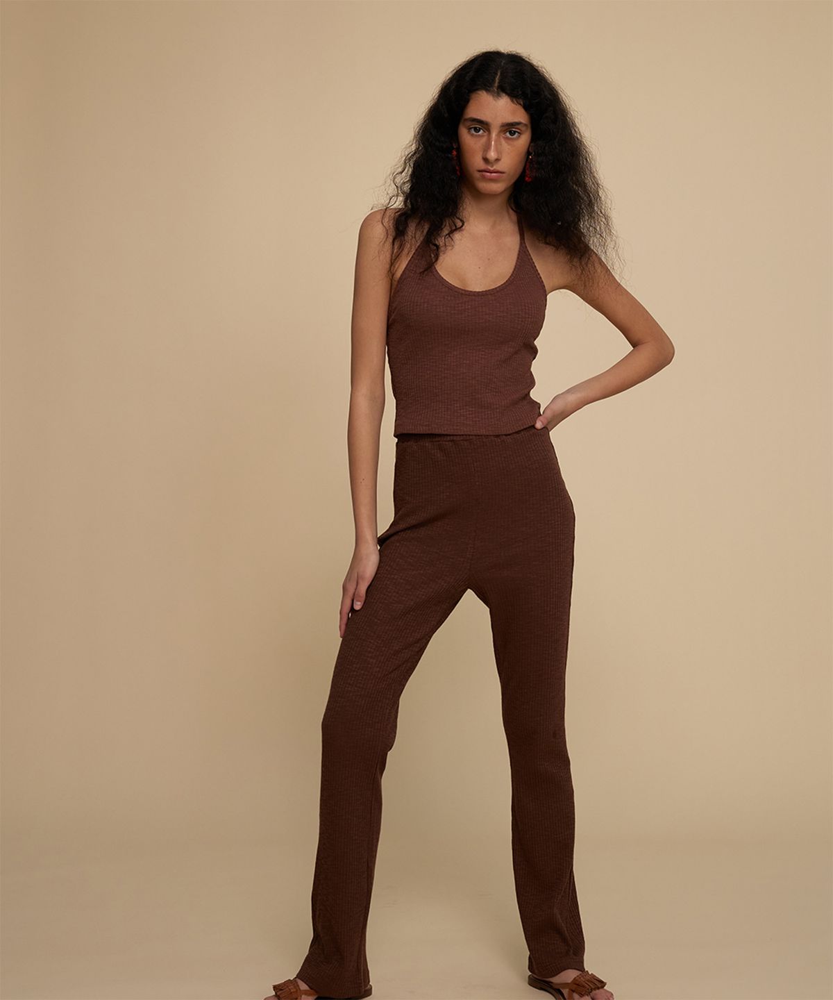 지지비샤(JIJIVISHA) WOODEN HALTER SLEEVELESS (BROWN)