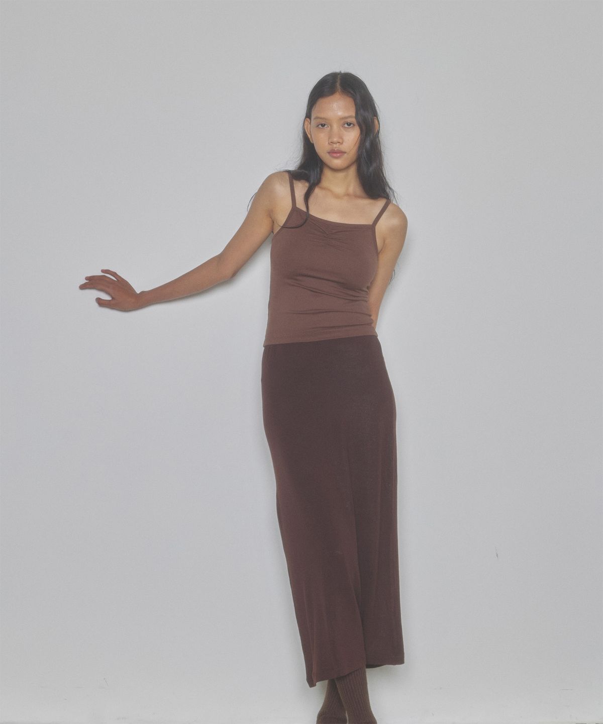 지지비샤(JIJIVISHA) SHIRRING SLEEVELESS (BROWN)