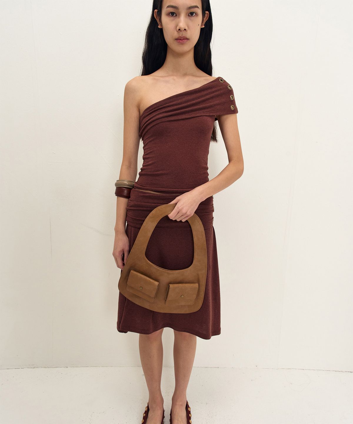 지지비샤(JIJIVISHA) WRINKLED UNBALANCED TOP (BROWN)