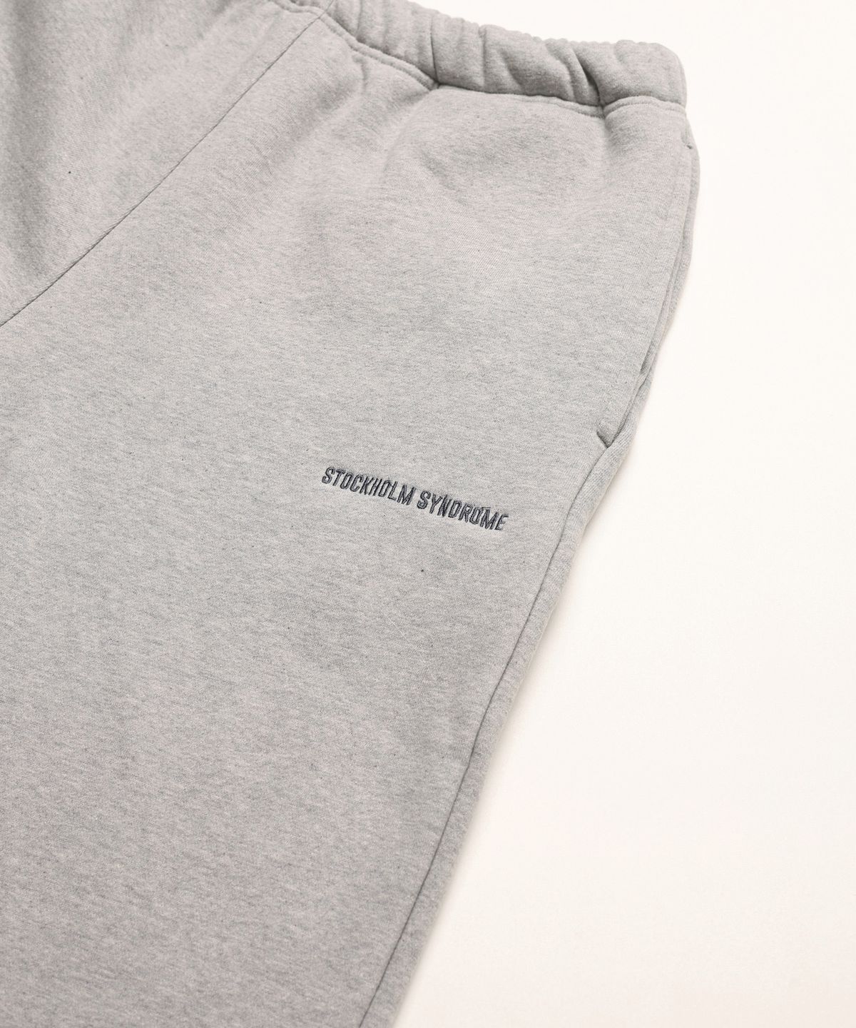 스톡홀름 신드롬(STOCKHOLM SYNDROME) LOGO SWEATPANT - GREY