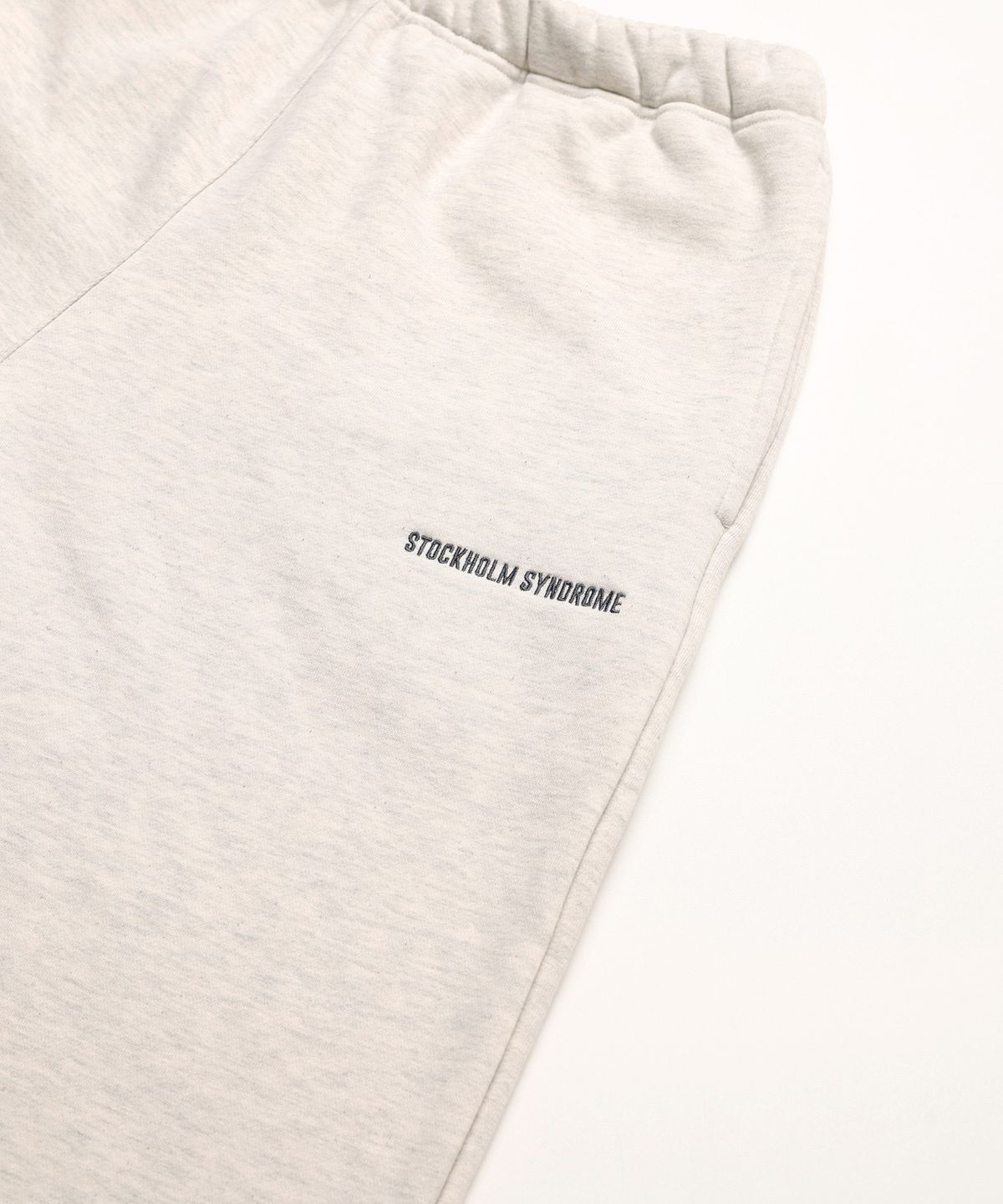 스톡홀름 신드롬(STOCKHOLM SYNDROME) LOGO SWEATPANT - OATMEAL