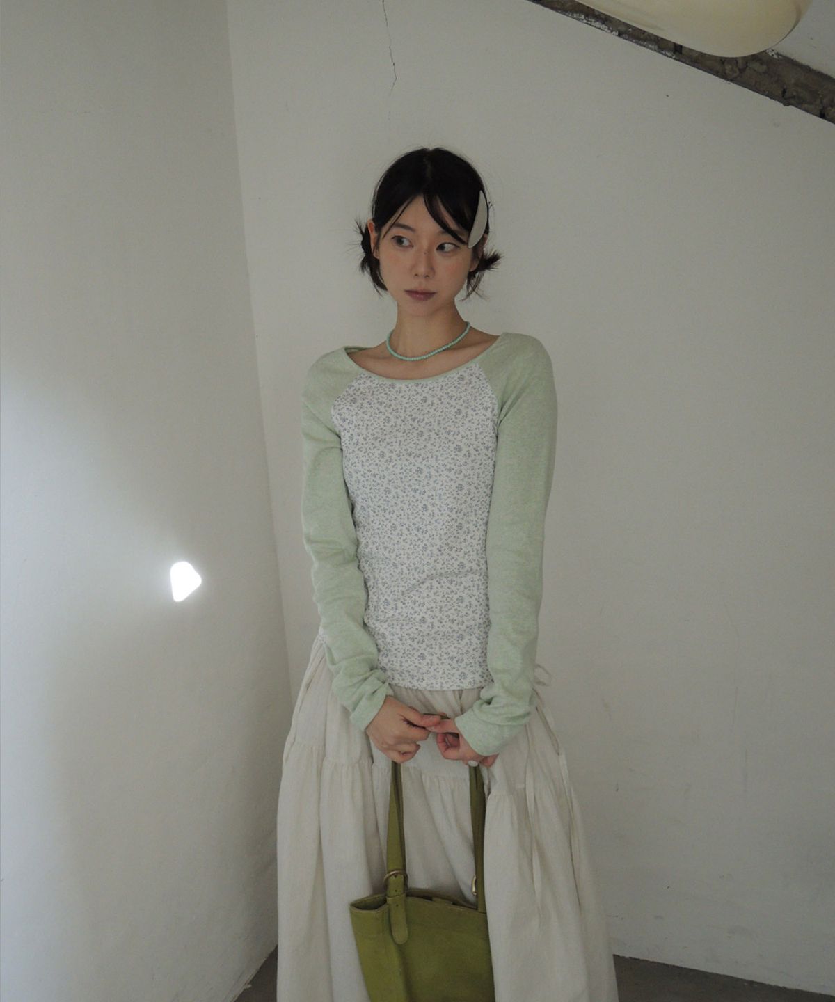 포트레이트서울(PORTRAITSEOUL) 플라워 배색 래글런 티셔츠 - 그린티(green tea)