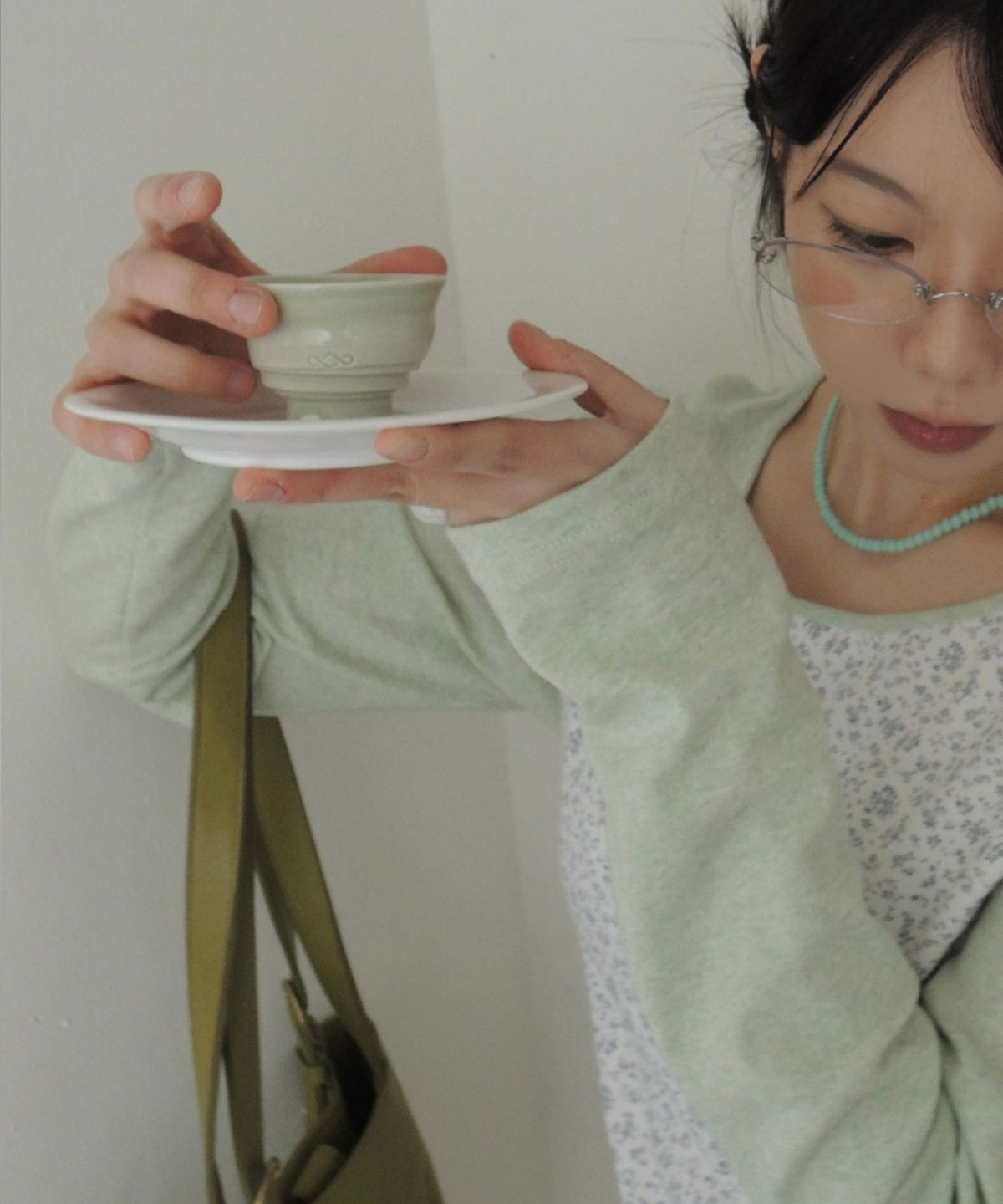 포트레이트서울(PORTRAITSEOUL) 플라워 배색 래글런 티셔츠 - 그린티(green tea)