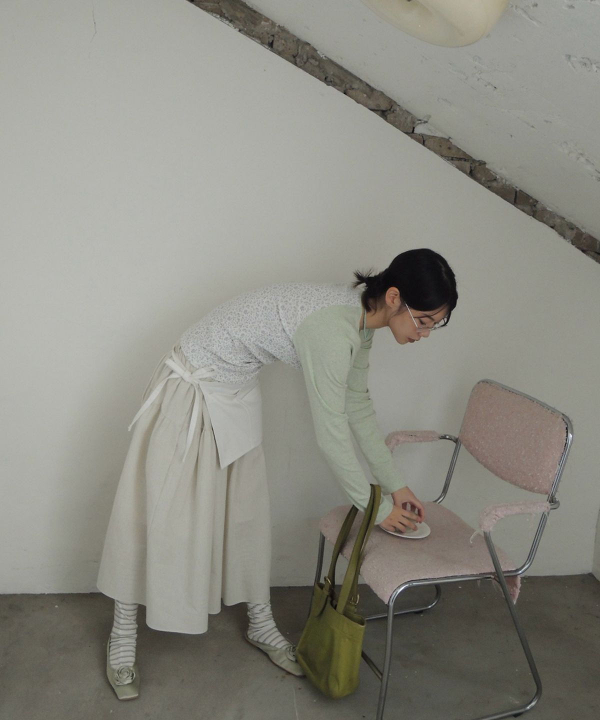 포트레이트서울(PORTRAITSEOUL) 플라워 배색 래글런 티셔츠 - 그린티(green tea)