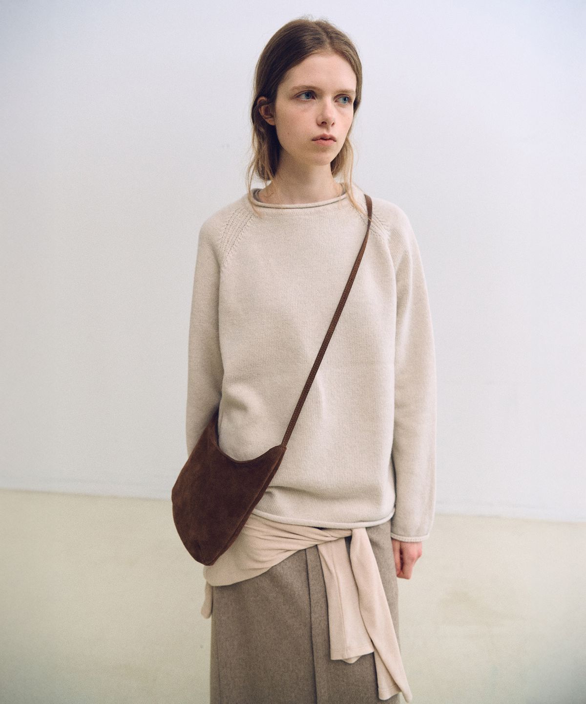 아우브아워(AUBOUR) arc hobo bag (suede camel)