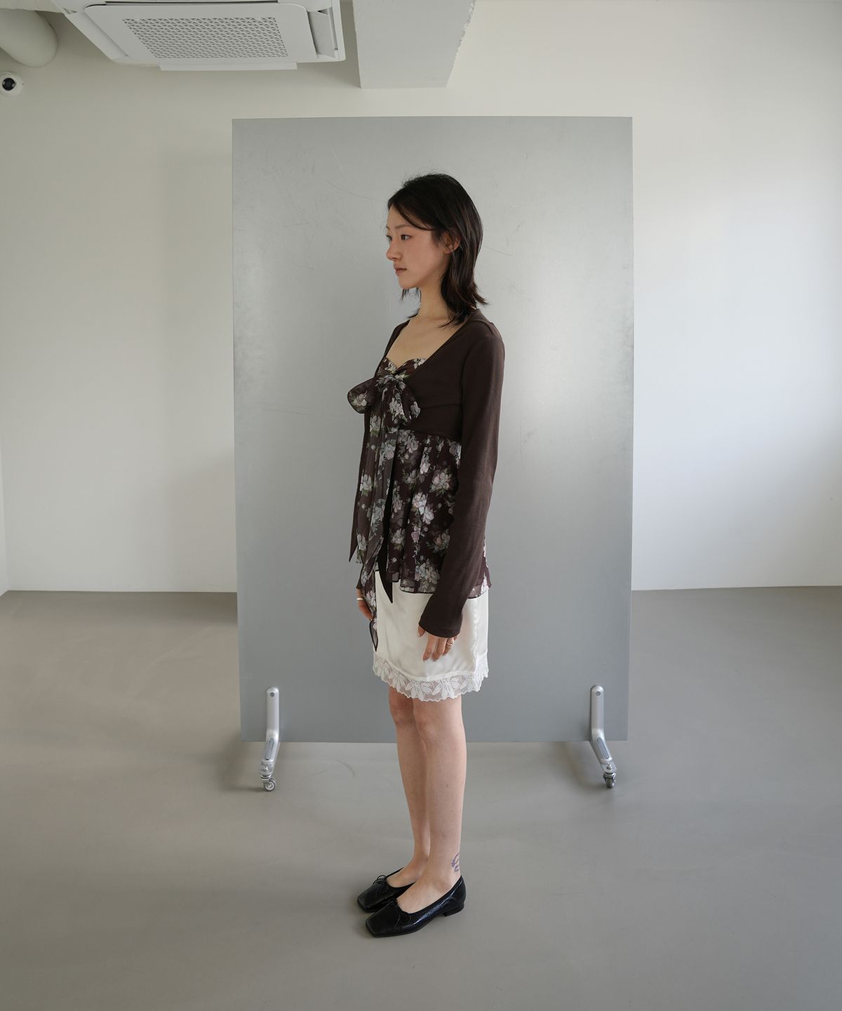 포트레이트서울(PORTRAITSEOUL) 플라워 쉬폰 레이어드 탑 - 브라운(brown)