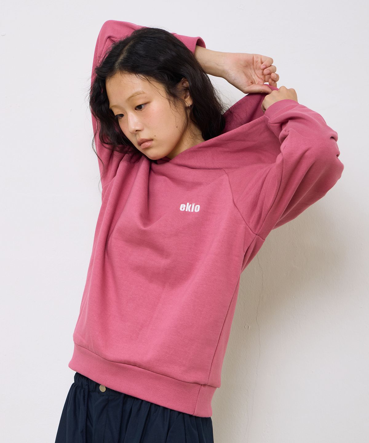 에키오(EKIO) ekio 로고 래글런 후디 (Indie pink)