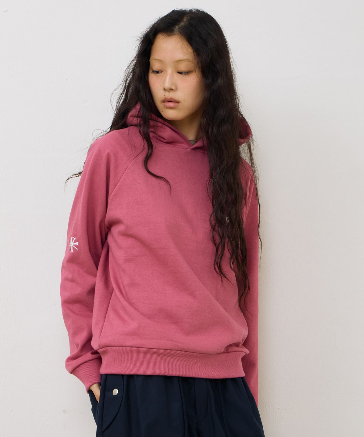 에키오(EKIO) ekio 로고 래글런 후디 (Indie pink)