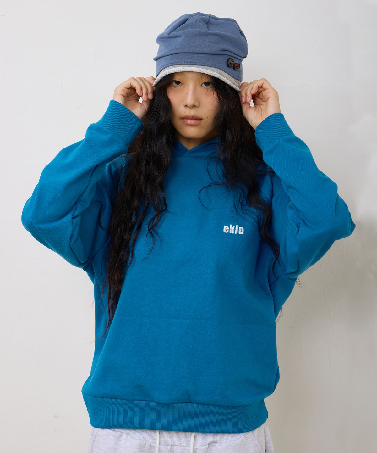 에키오(EKIO) ekio 로고 래글런 후디 (Blue)