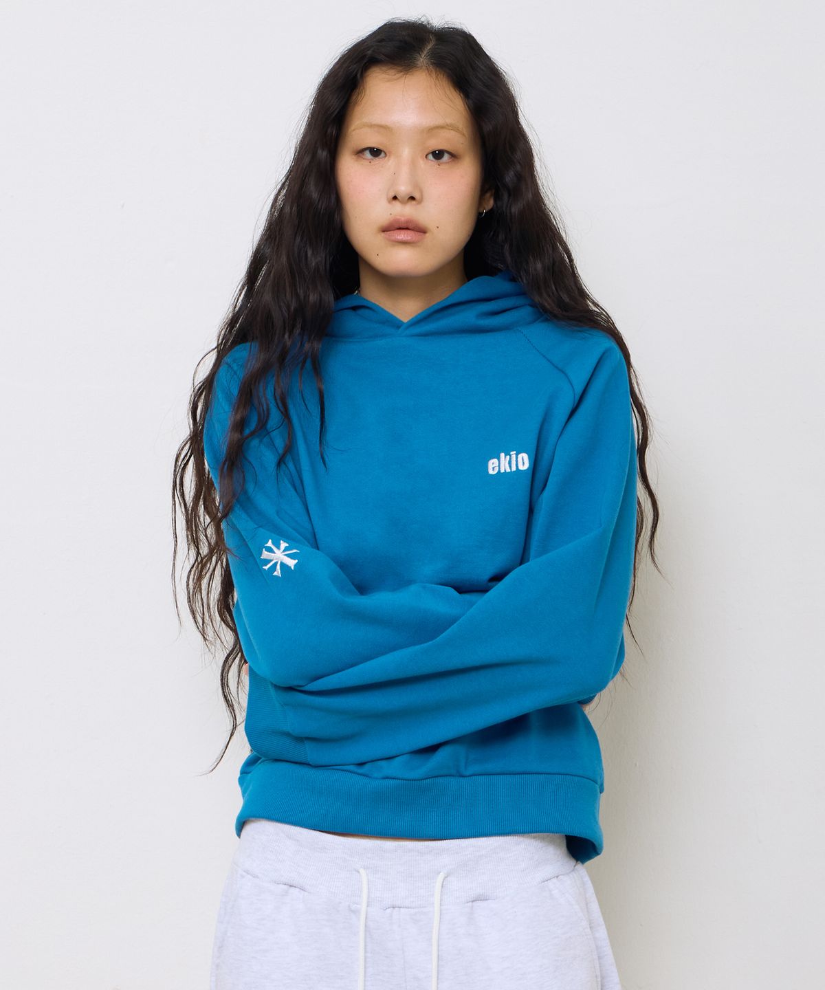 에키오(EKIO) ekio 로고 래글런 후디 (Blue)