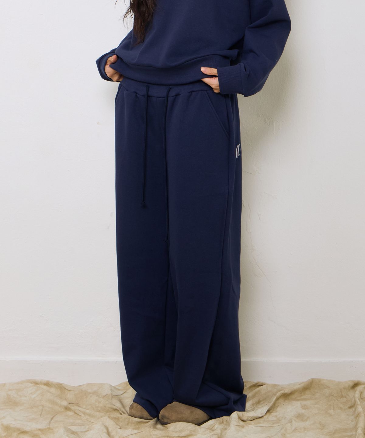 에키오(EKIO) 레터링 로고 플레어 스웻팬츠 (Navy)