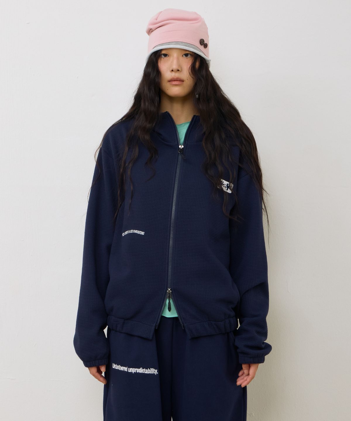 에키오(EKIO) 로고 패치 와플 후드 집업 (Navy)