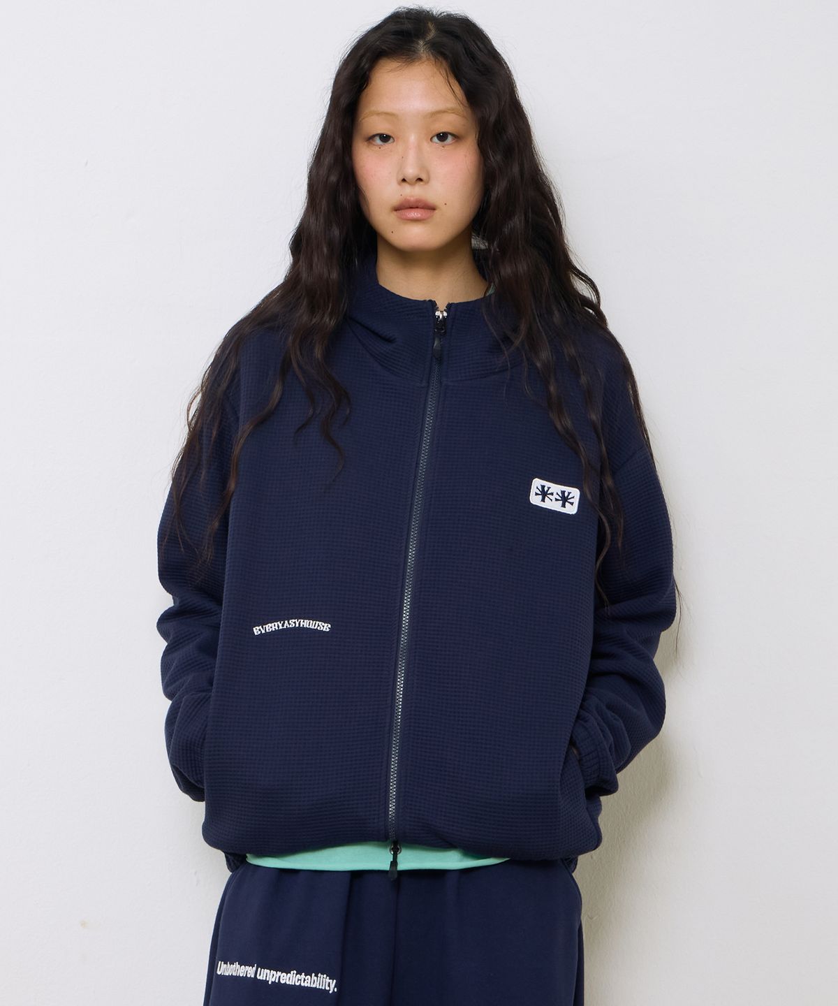 에키오(EKIO) 로고 패치 와플 후드 집업 (Navy)