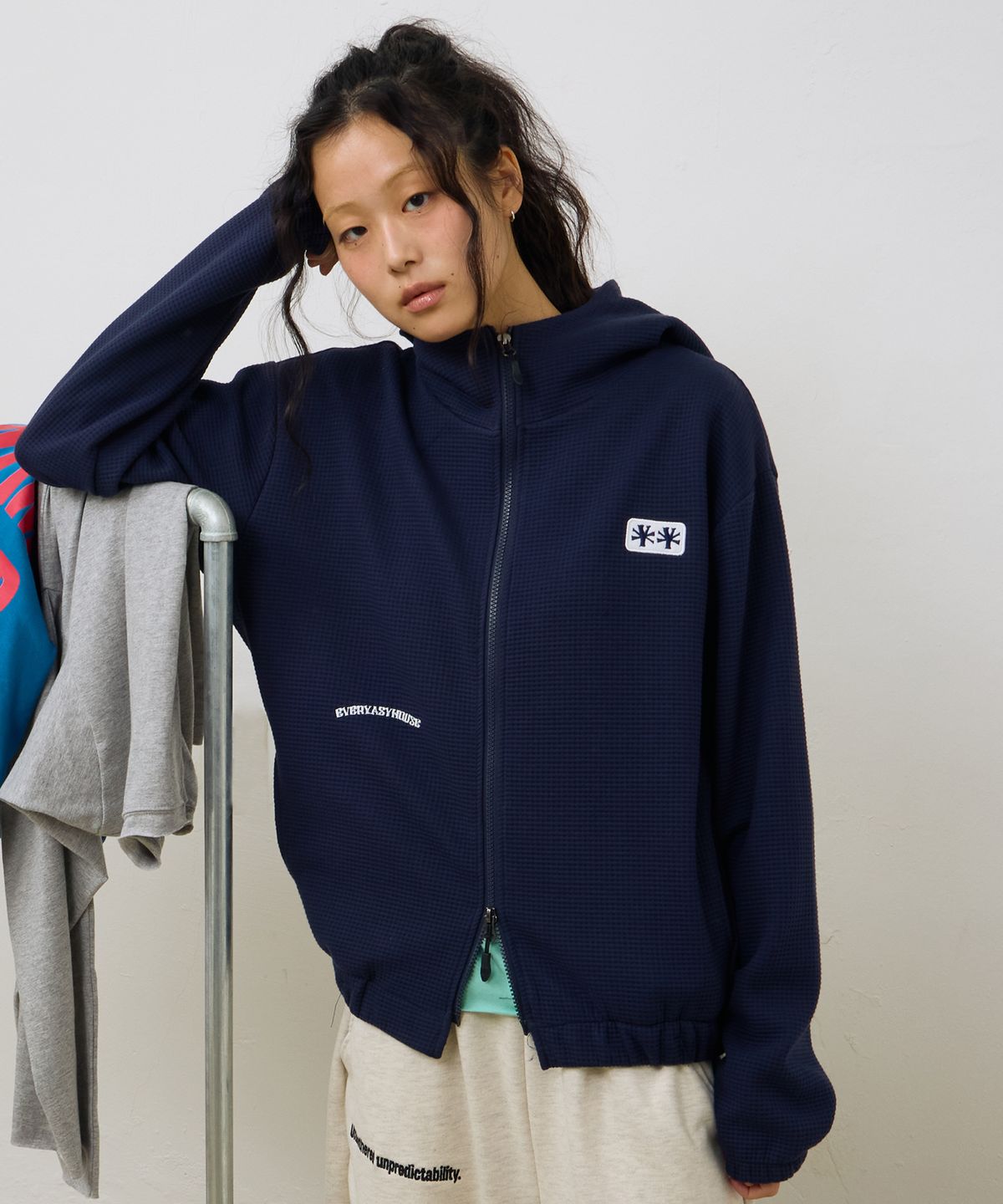 에키오(EKIO) 로고 패치 와플 후드 집업 (Navy)
