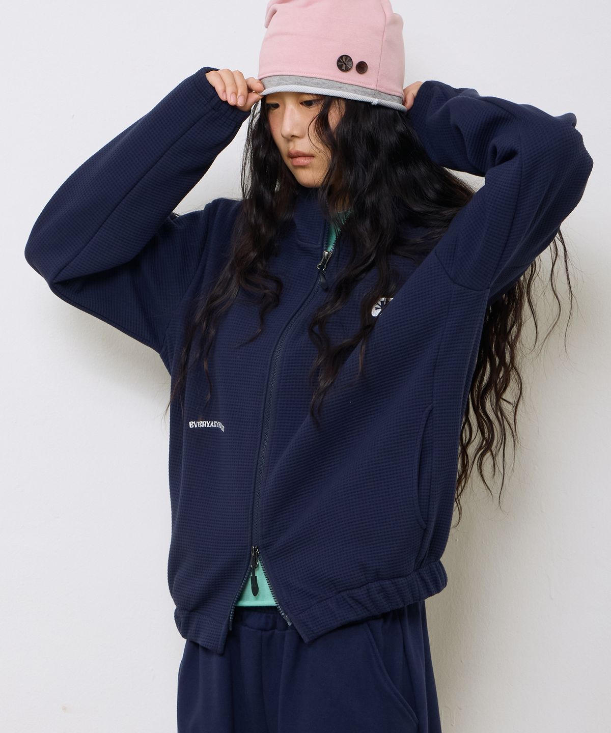 에키오(EKIO) 로고 패치 와플 후드 집업 (Navy)
