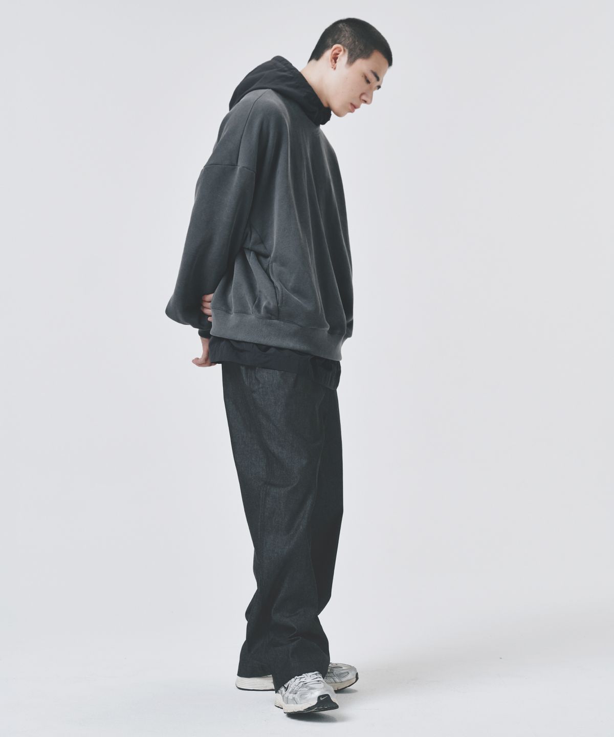 콜드블랭킷(COLD BLANKET) WWM 피그먼트 레이어드 후드 기모 스웨트셔츠 차콜