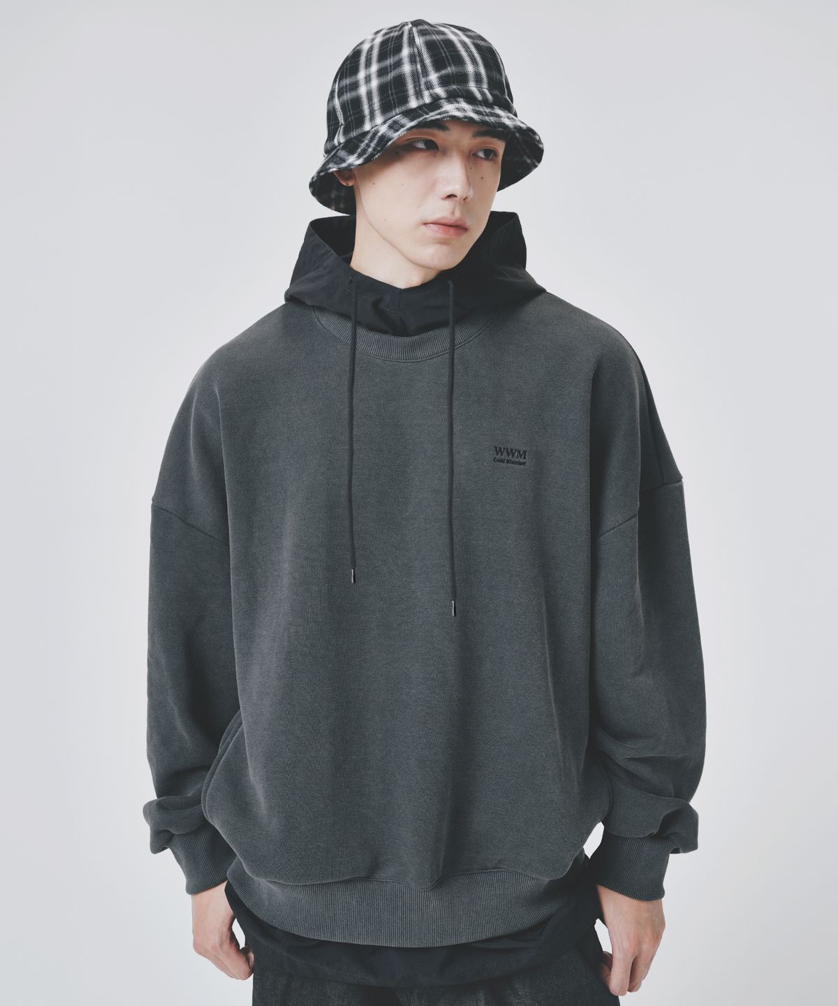 콜드블랭킷(COLD BLANKET) WWM 피그먼트 레이어드 후드 기모 스웨트셔츠 차콜
