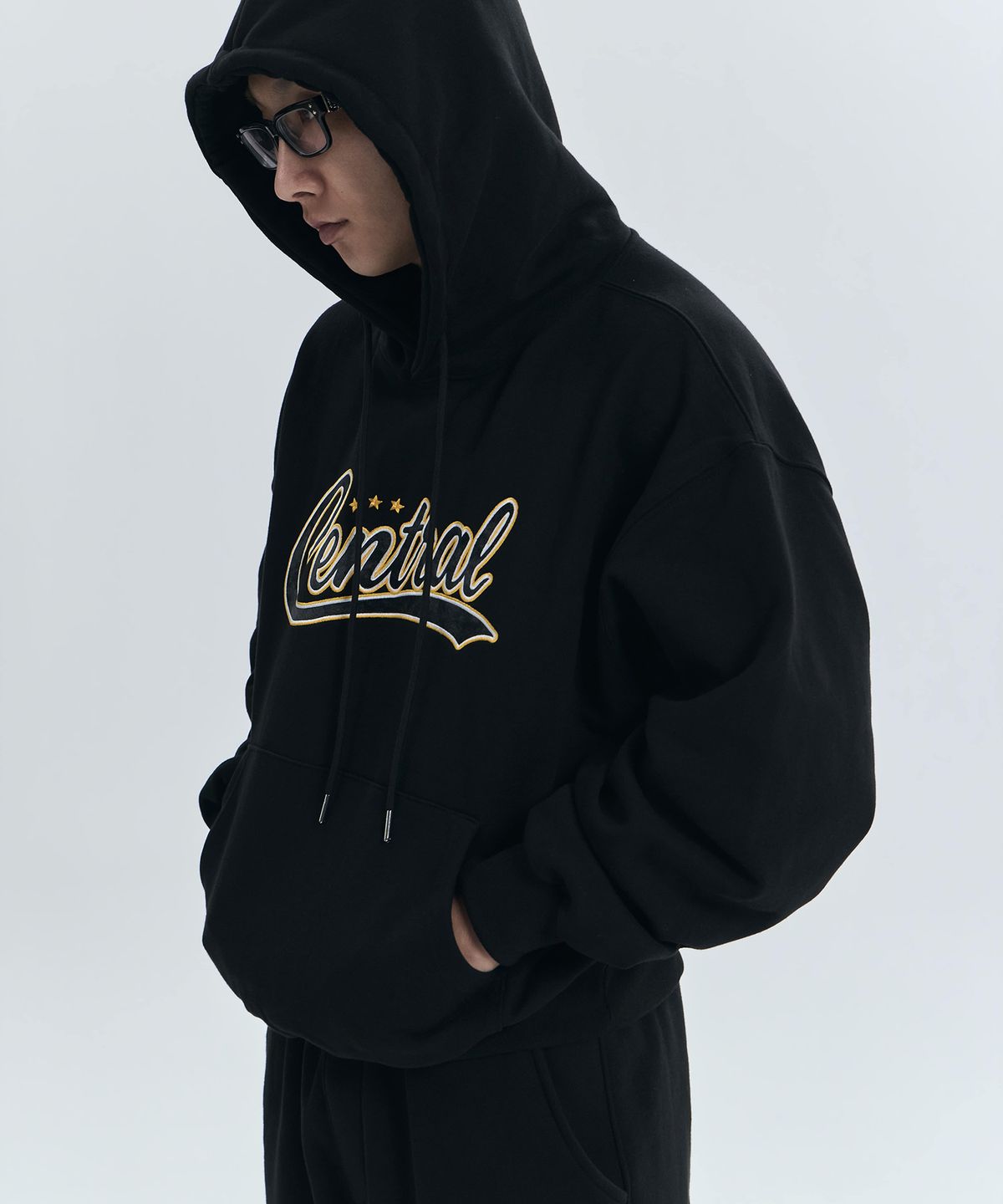 더랭크(THERANK) CENTRAL LEATHER APPLIQUE HOODIE [BLACK]