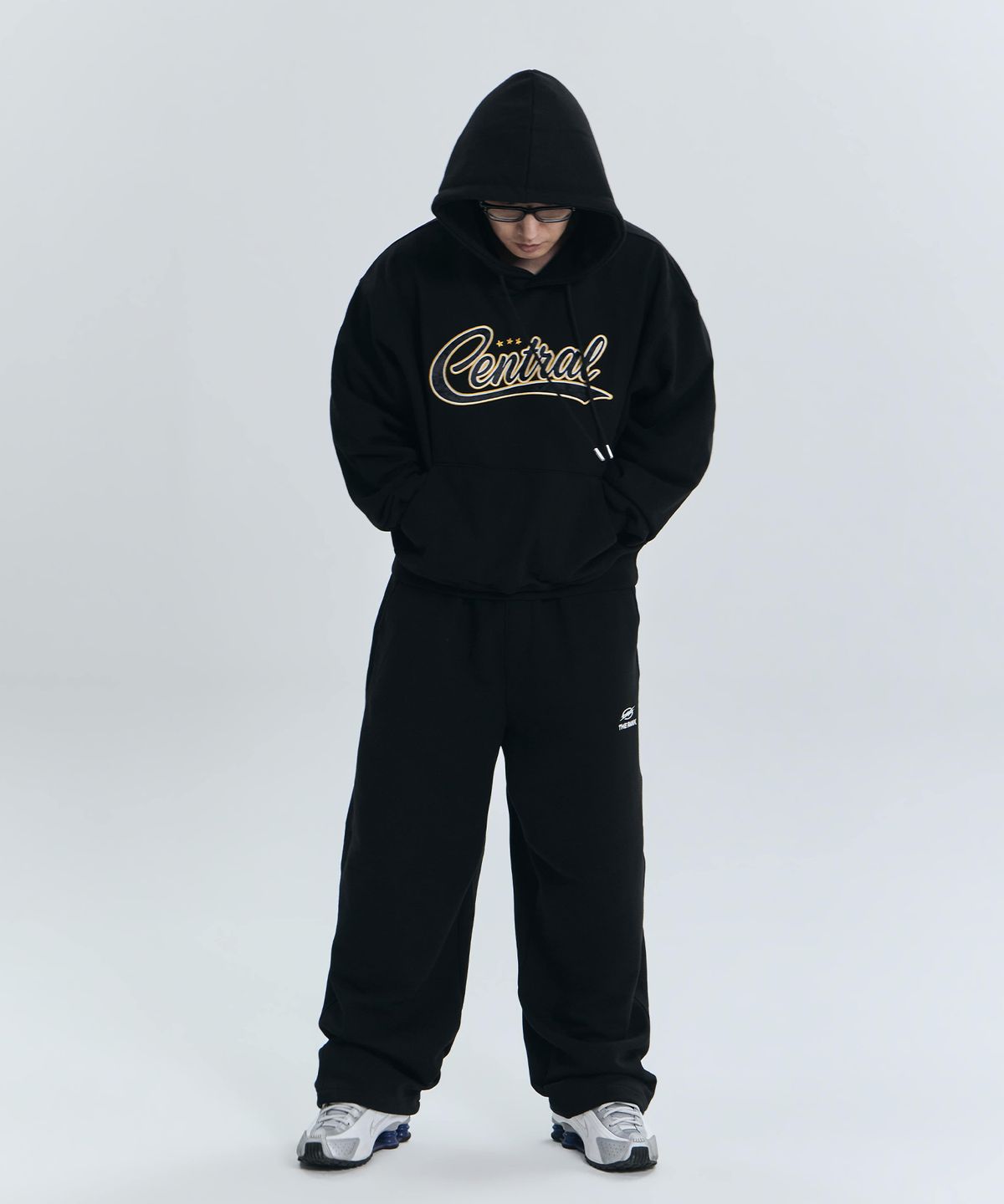 더랭크(THERANK) CENTRAL LEATHER APPLIQUE HOODIE [BLACK]