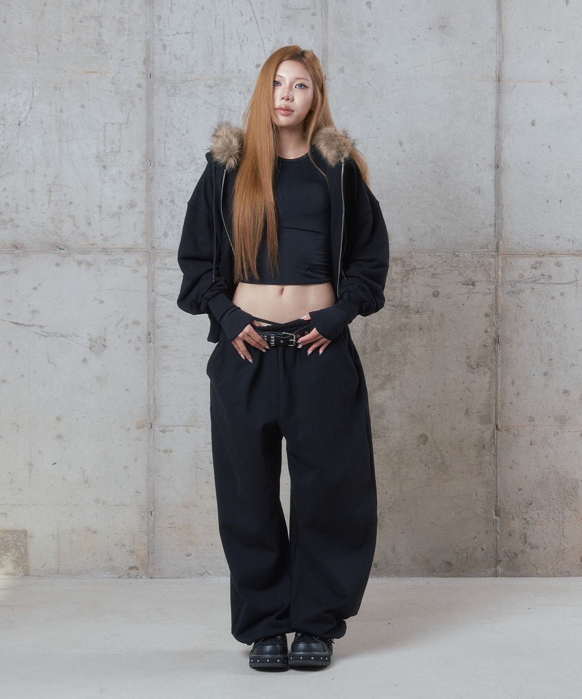 디오스피스(DAUSPICE) (DUC) Essential Curved Sweatpants Black