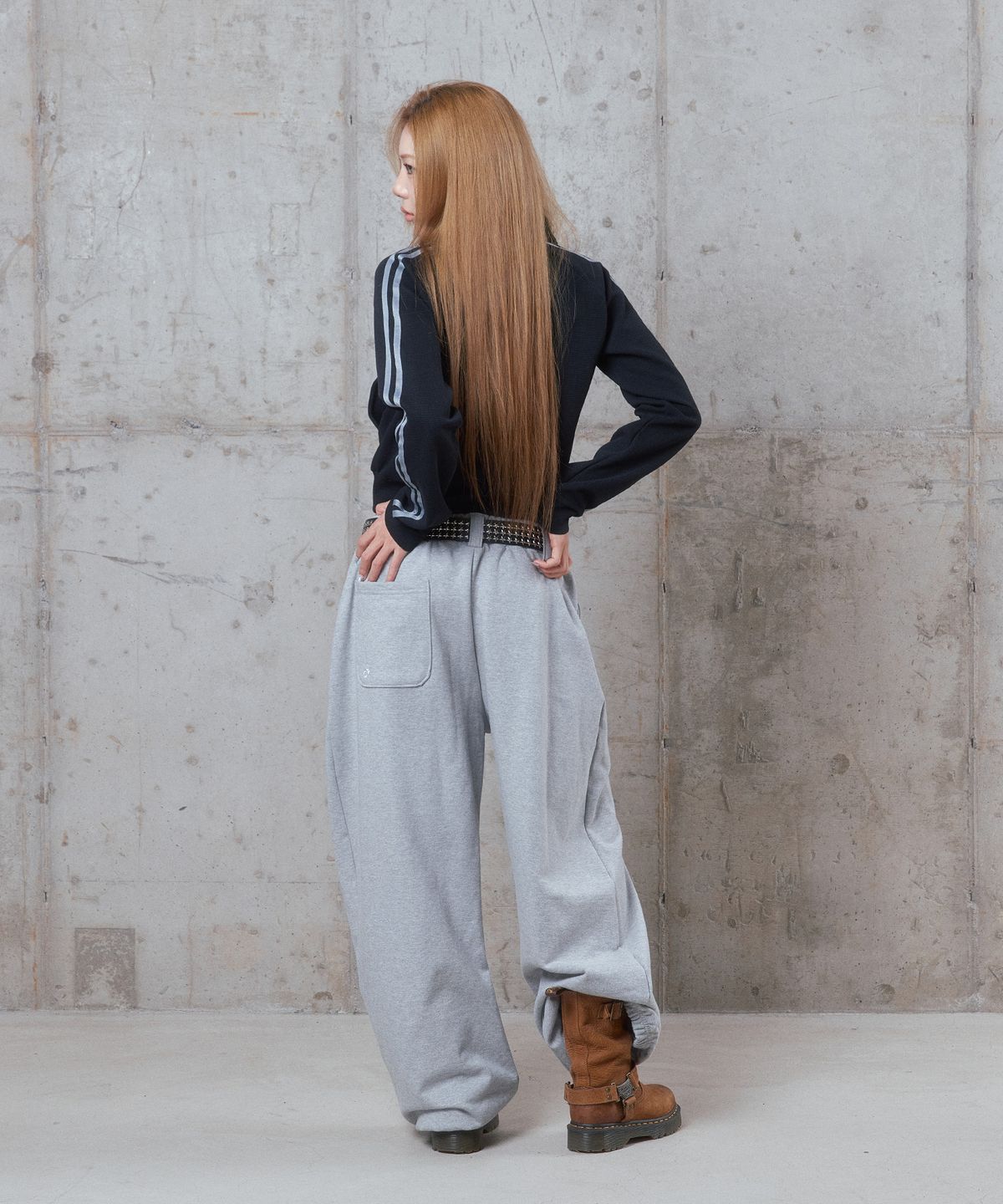 디오스피스(DAUSPICE) (DUC) Essential Curved Sweatpants Gray
