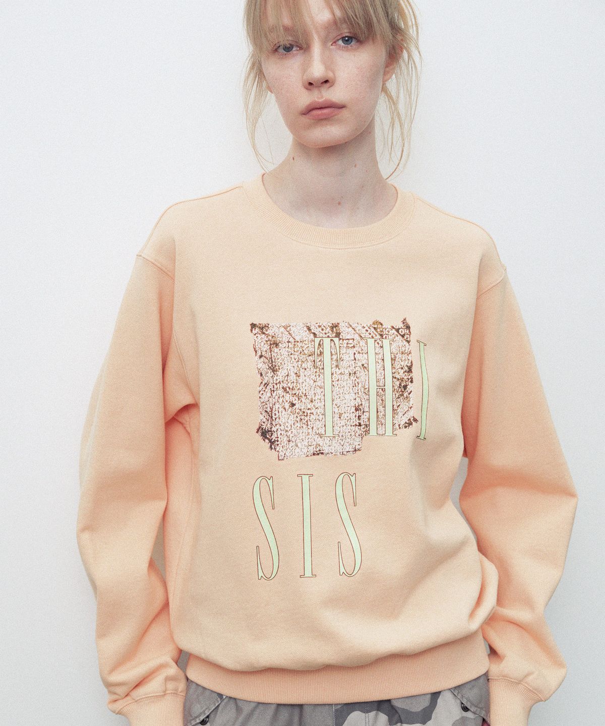 디스이즈네버댓(THISISNEVERTHAT) THI SIS Crewneck Apricot
