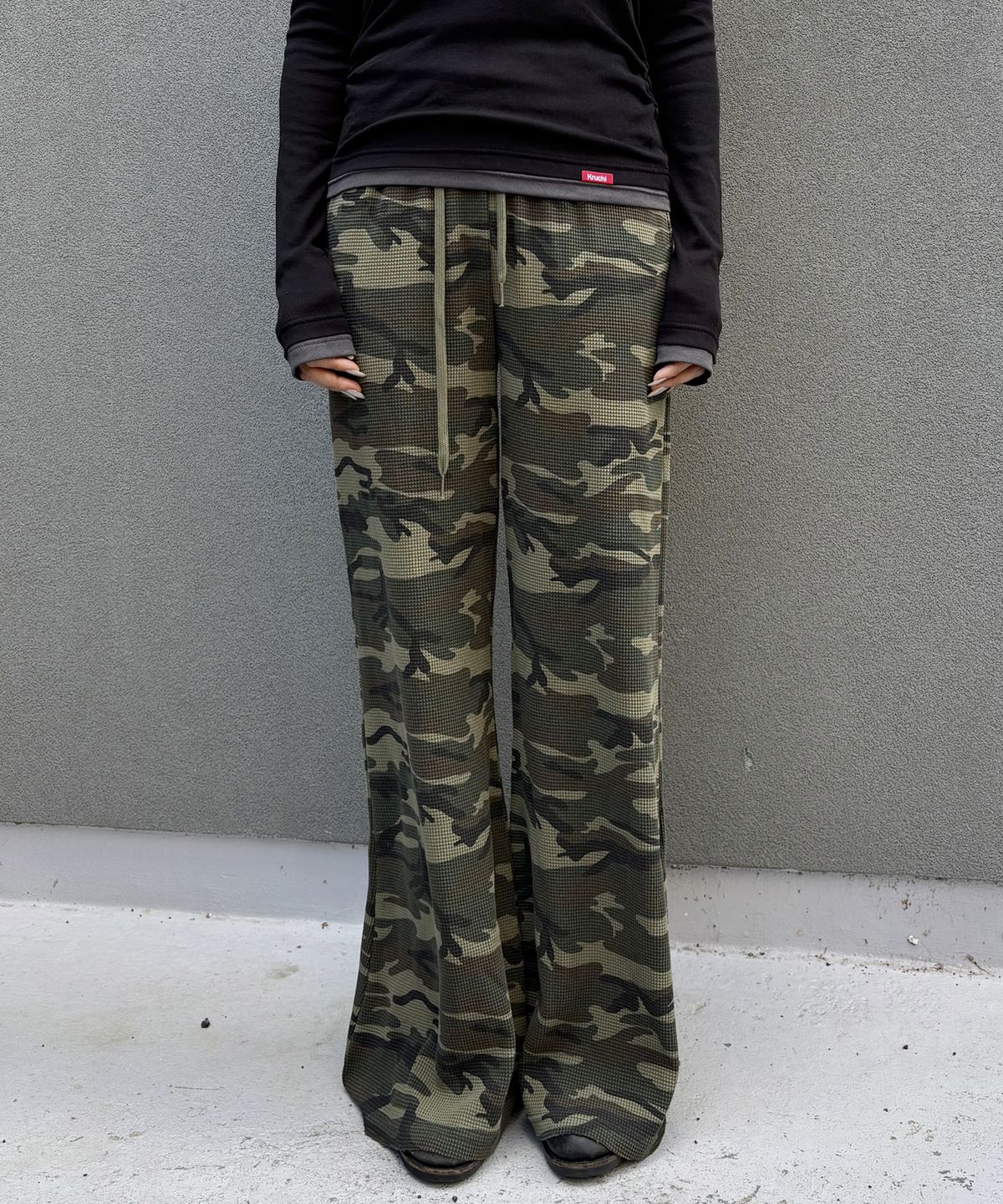 크루치(KRUCHI) RAW WAFFLE CAMO FLARE PANTS (CAMO) WOMENS