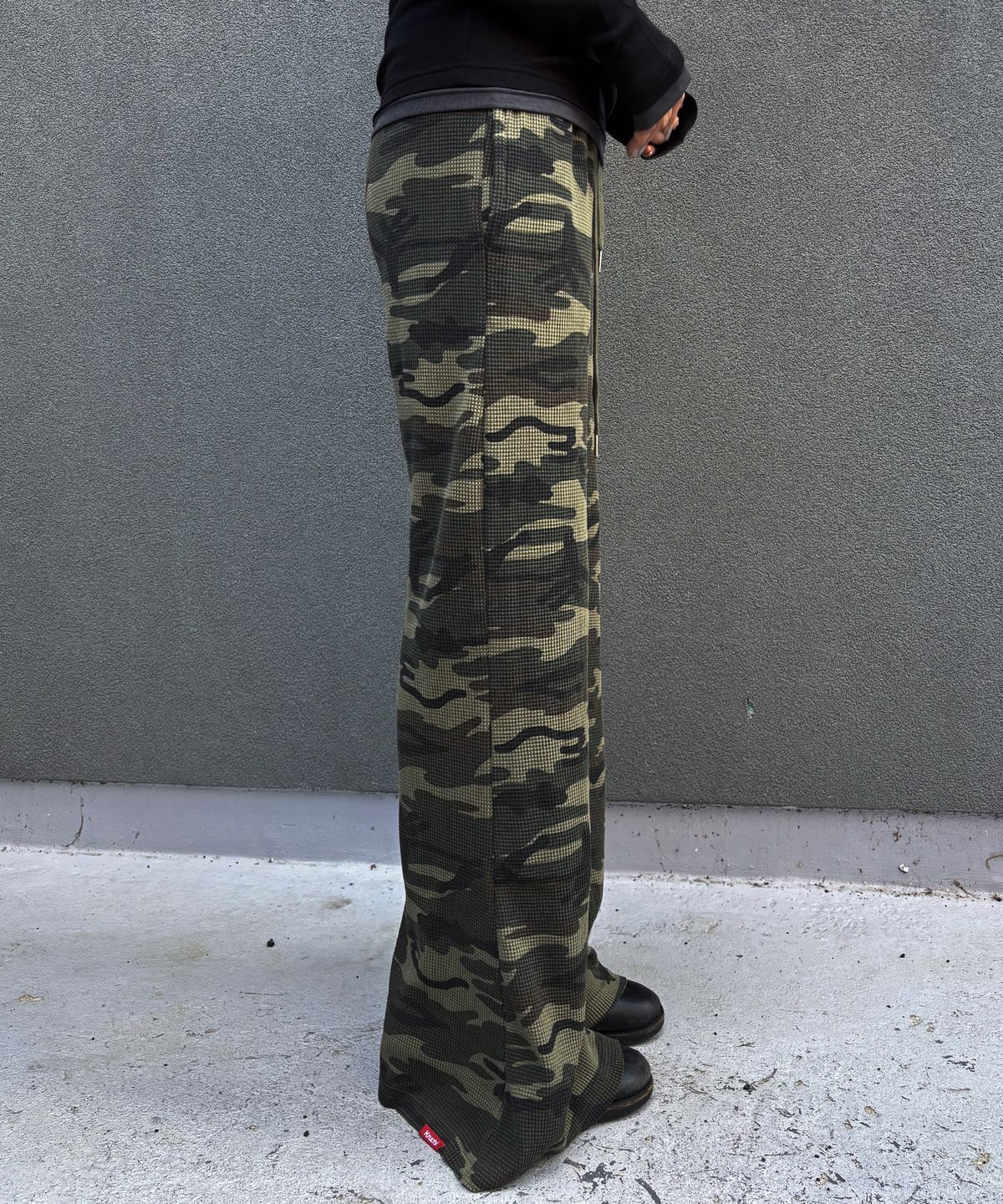 크루치(KRUCHI) RAW WAFFLE CAMO FLARE PANTS (CAMO) WOMENS