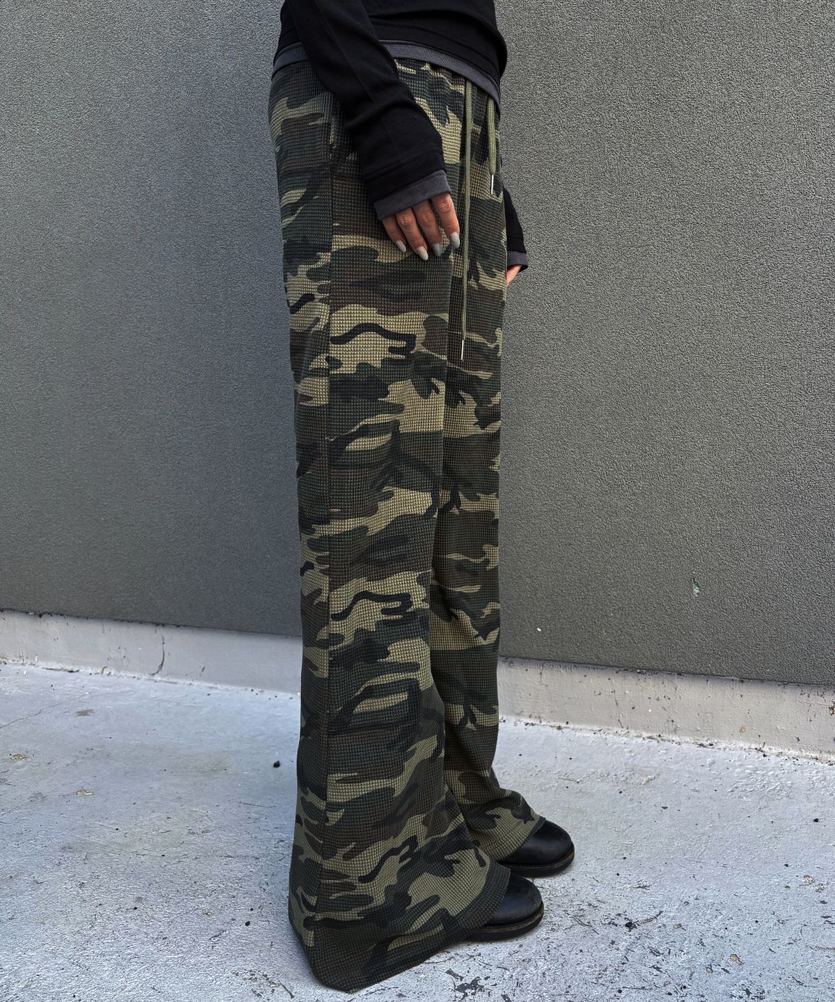 크루치(KRUCHI) RAW WAFFLE CAMO FLARE PANTS (CAMO) WOMENS