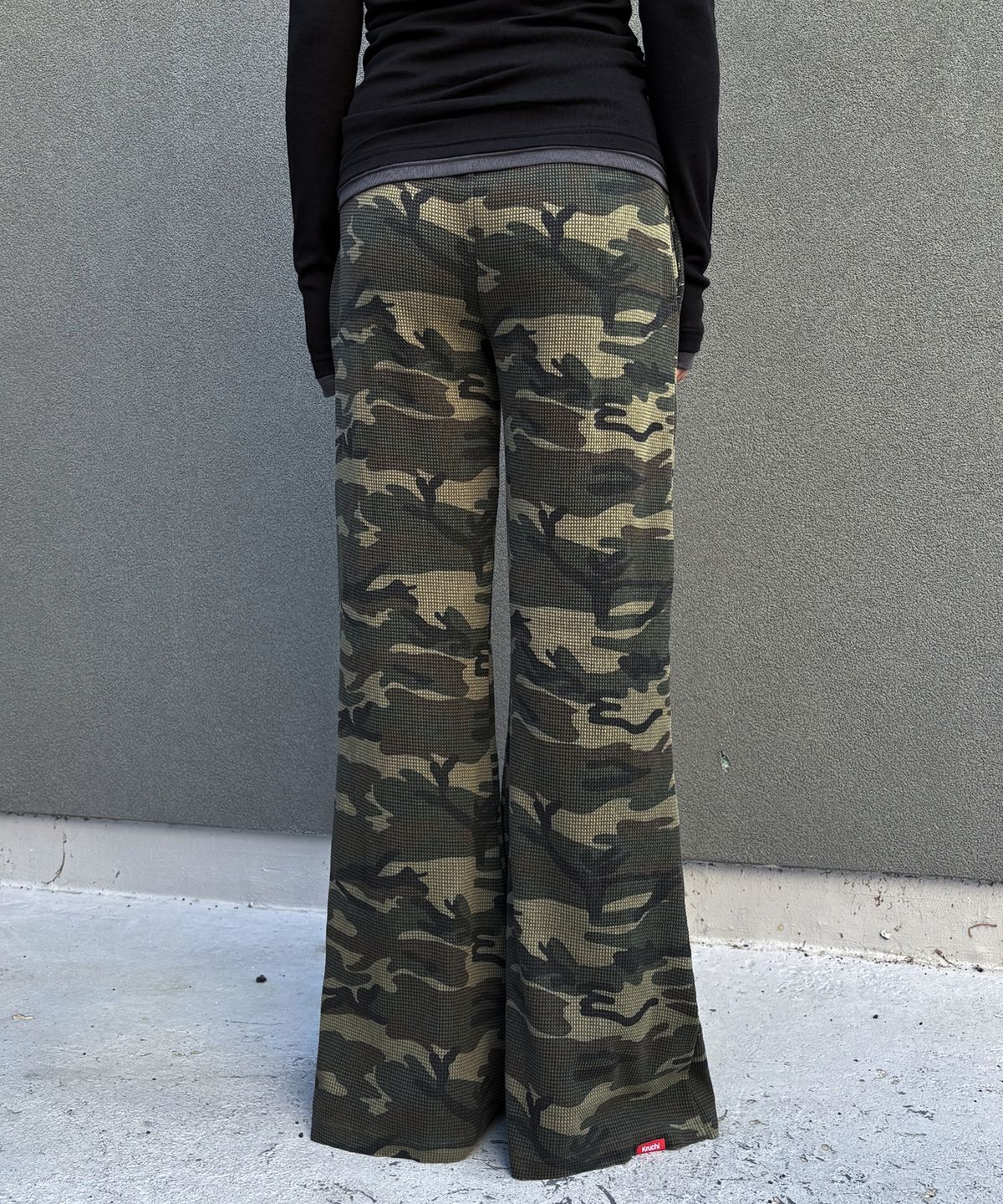크루치(KRUCHI) RAW WAFFLE CAMO FLARE PANTS (CAMO) WOMENS