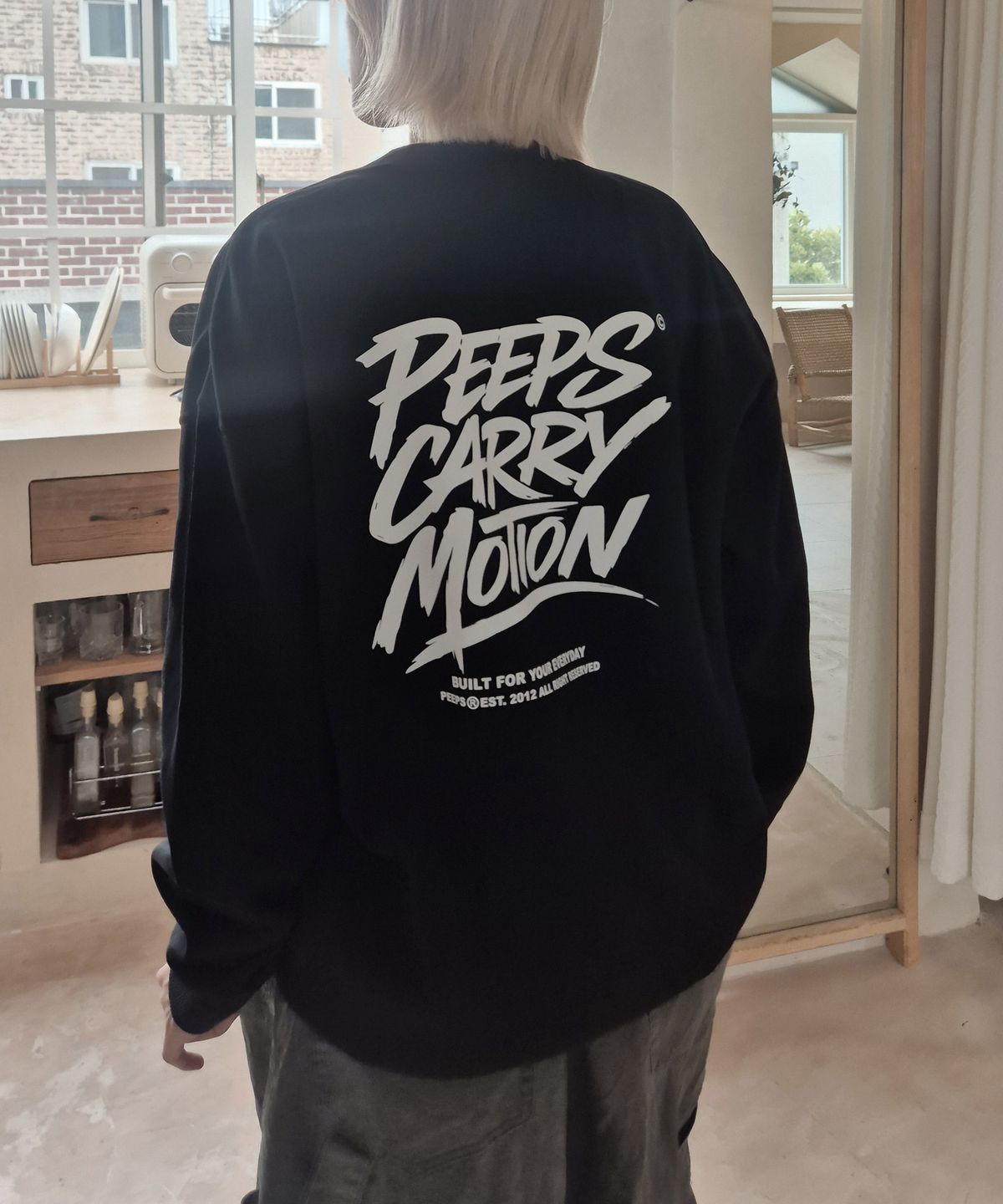 핍스(PEEPS) Carry Motion Sweatshirt (BLACK)