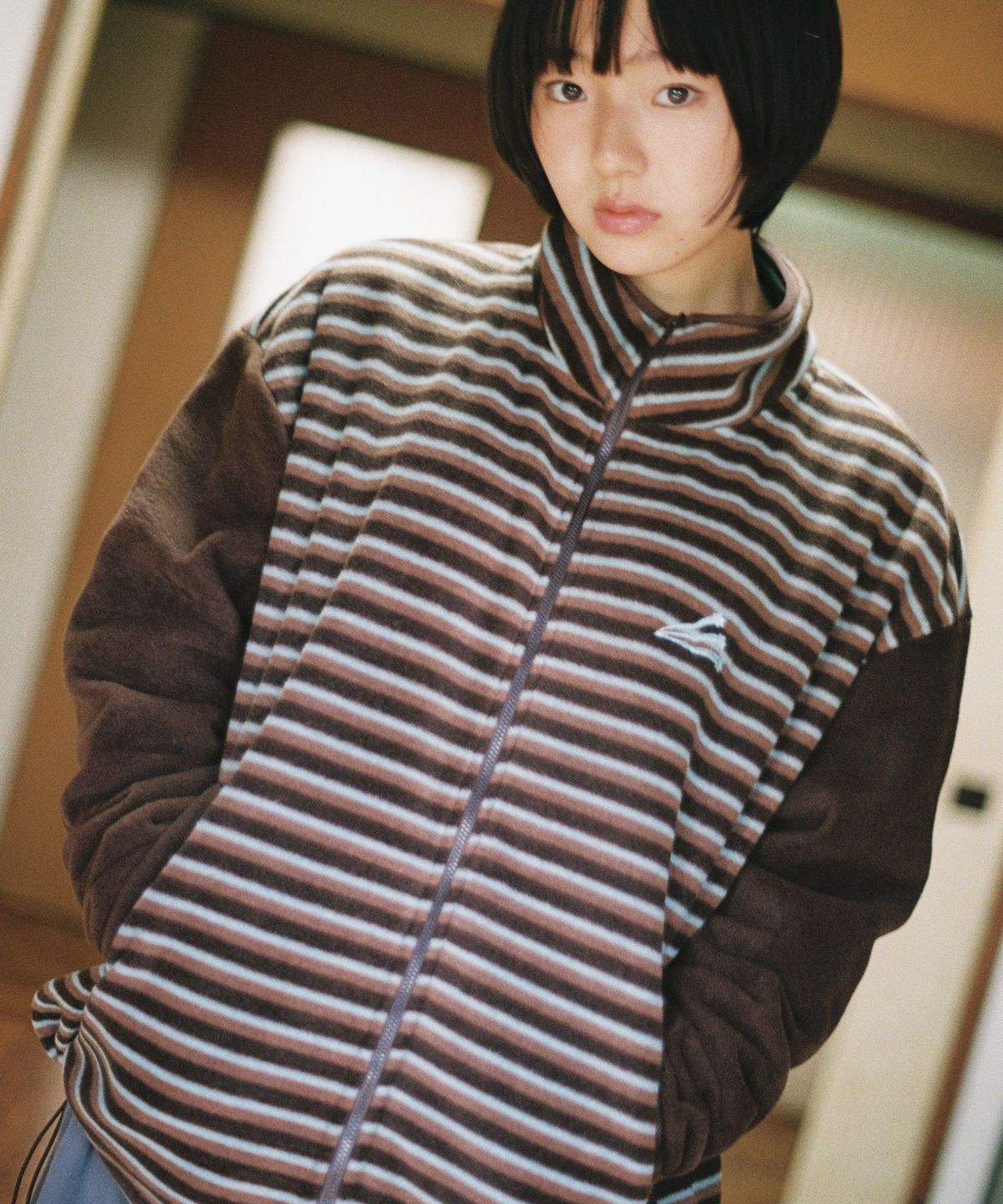 원더비지터(WONDERVISITOR) Stripe two-tone Fleece Zip-up [Brown]