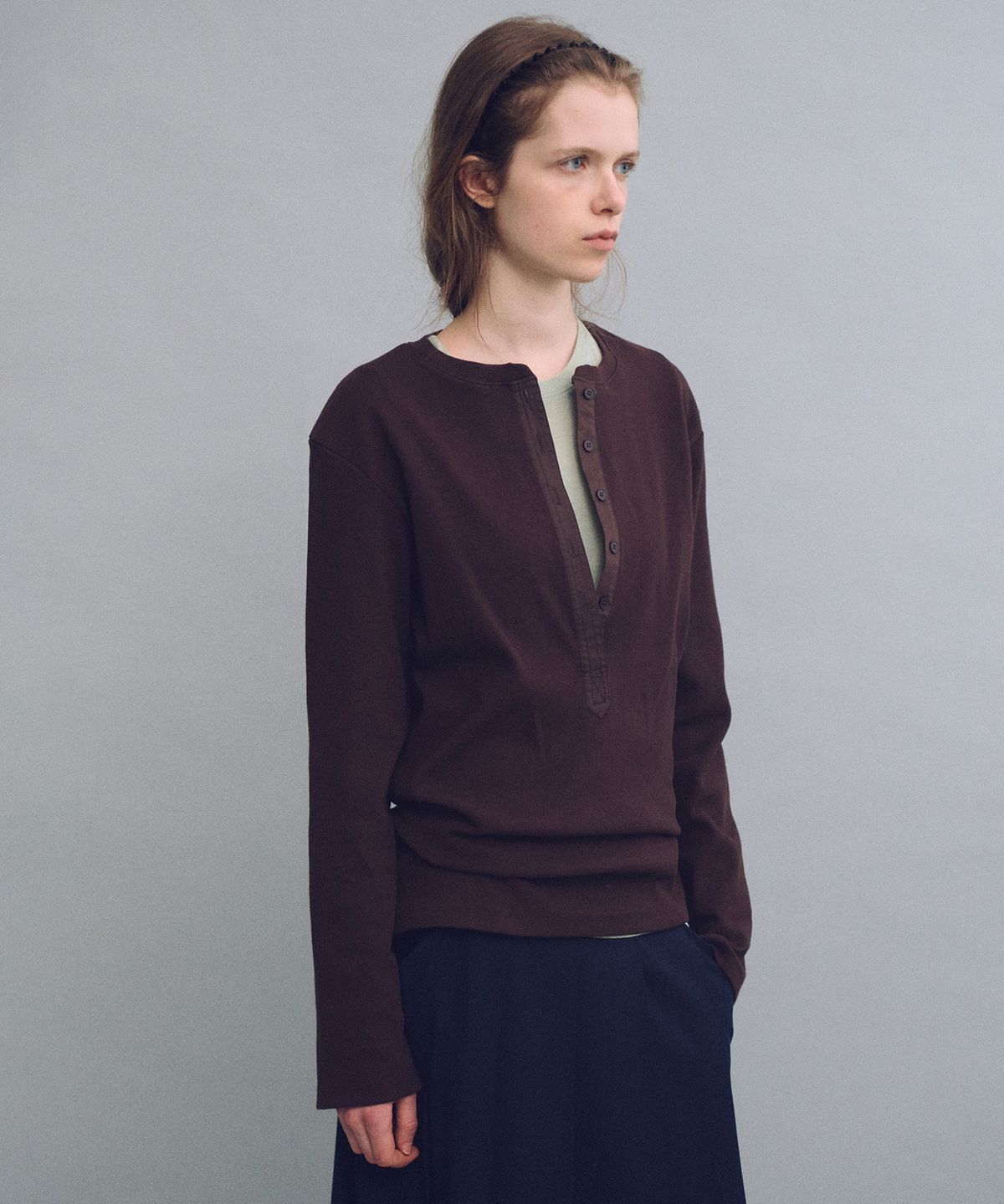 아우브아워(AUBOUR) alter deep henley t-shirt (brown)