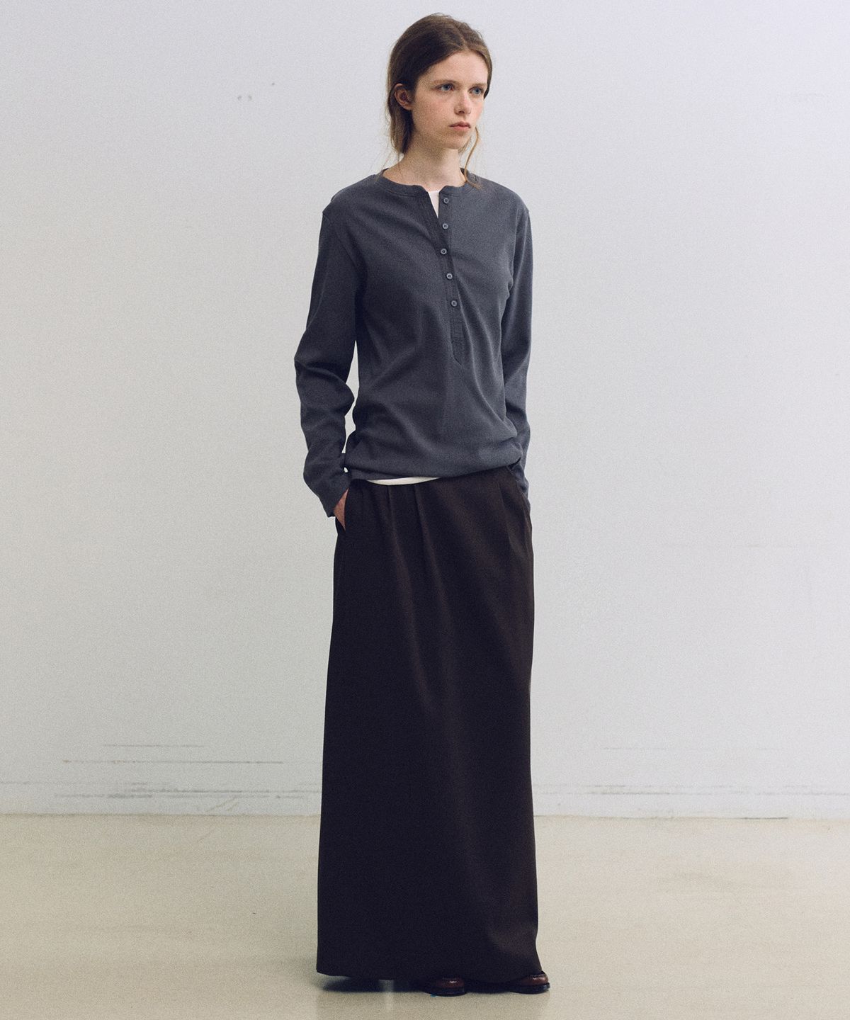 아우브아워(AUBOUR) alter deep henley t-shirt (charcoal)