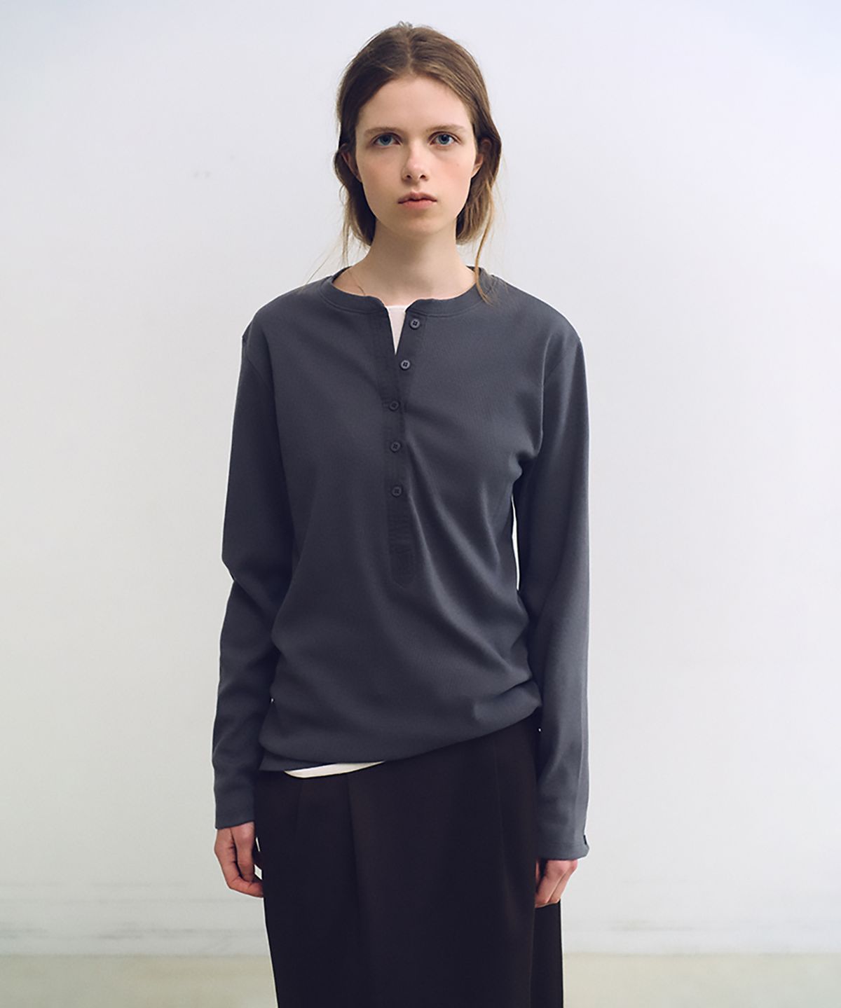 아우브아워(AUBOUR) alter deep henley t-shirt (charcoal)