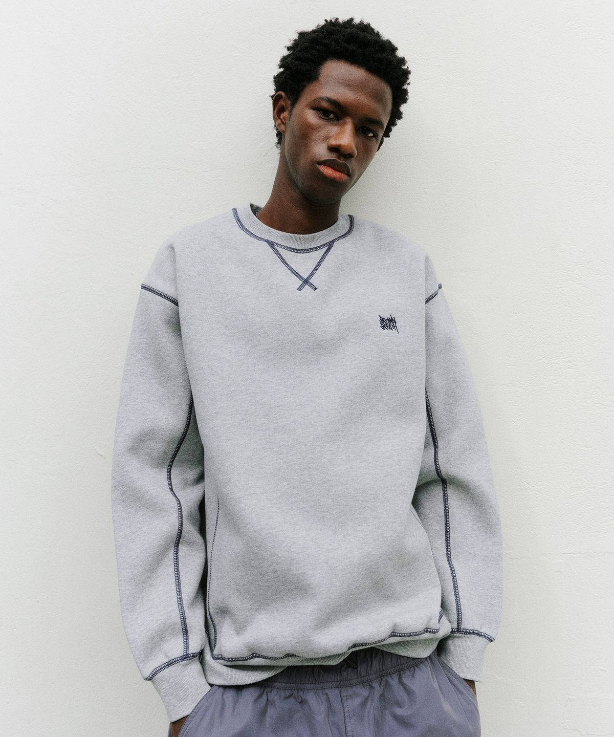 브라운브레스(BROWNBREATH) TAG APPLIQUE CREWNECK  (2colors)
