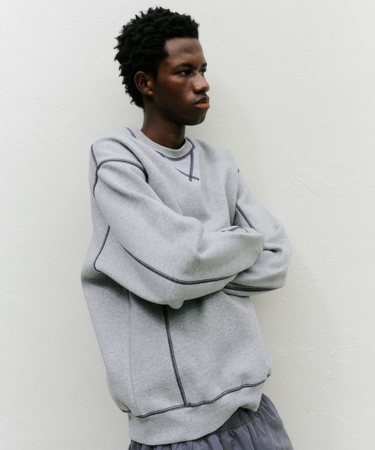 브라운브레스(BROWNBREATH) TAG APPLIQUE CREWNECK  (2colors)