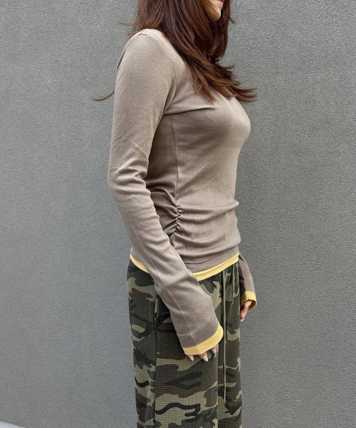 크루치(KRUCHI) Shirring Layered Top (MOCHA) WOMENS