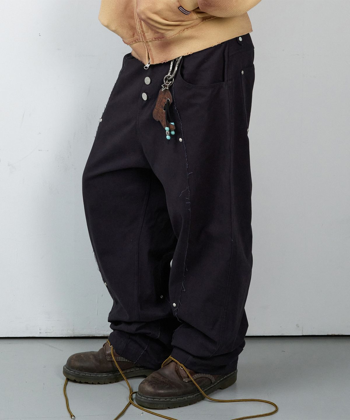 더바이닐하우스(THEVINYLHOUSE) CURVED STUD PANTS BLACK