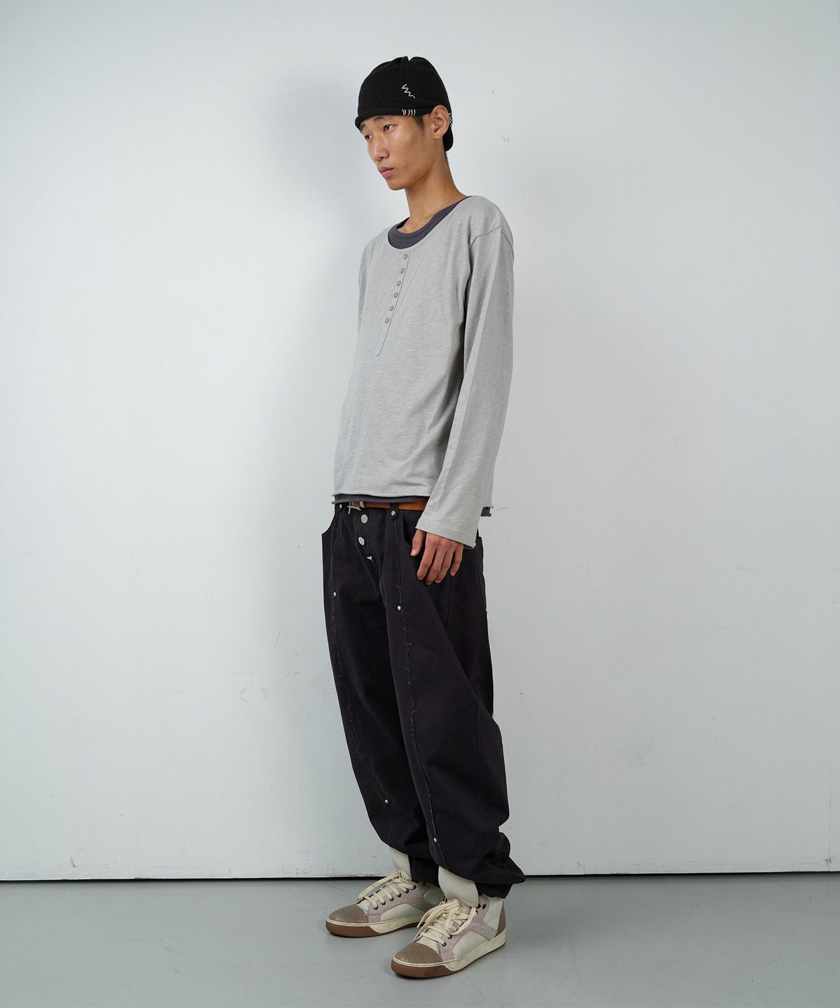더바이닐하우스(THEVINYLHOUSE) CURVED STUD PANTS BLACK