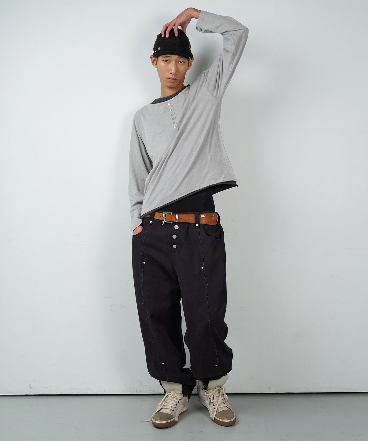 더바이닐하우스(THEVINYLHOUSE) CURVED STUD PANTS BLACK