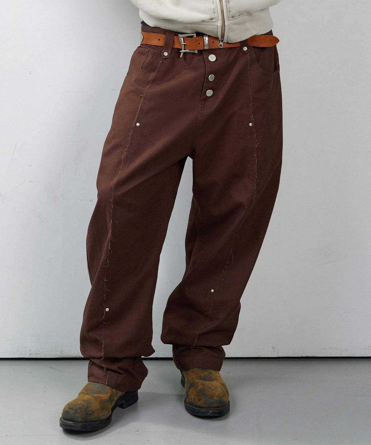 더바이닐하우스(THEVINYLHOUSE) CURVED STUD PANTS BROWN