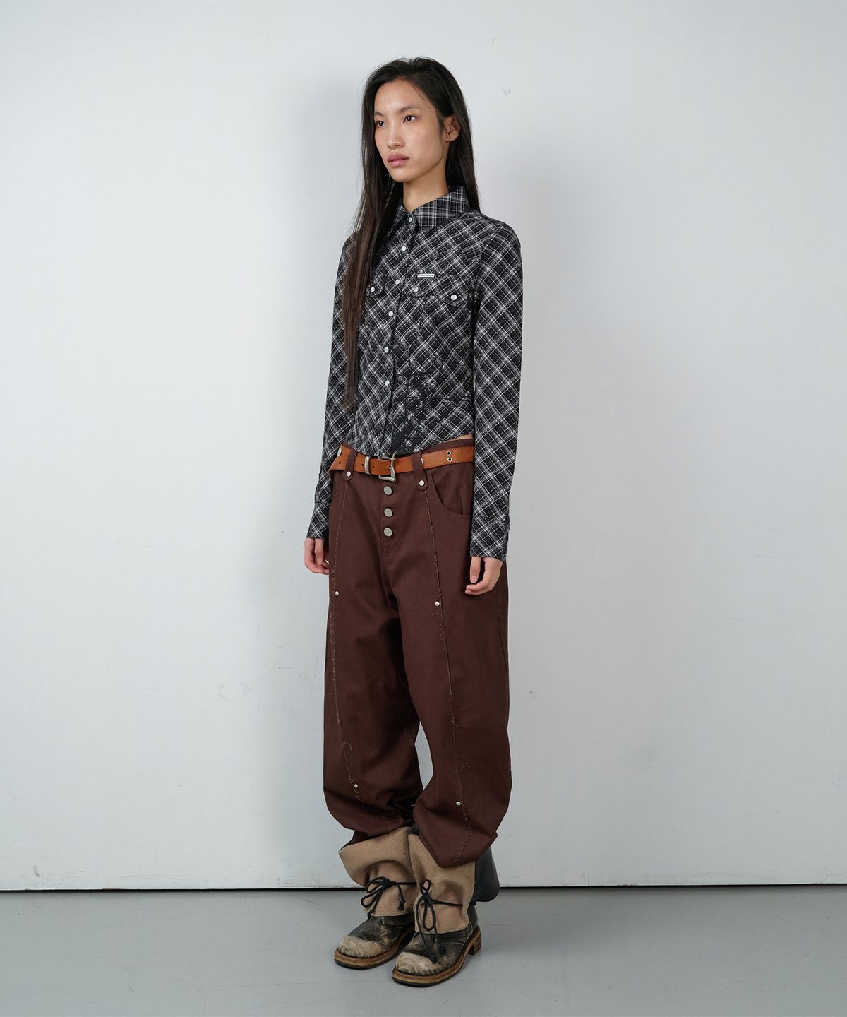 더바이닐하우스(THEVINYLHOUSE) CURVED STUD PANTS BROWN