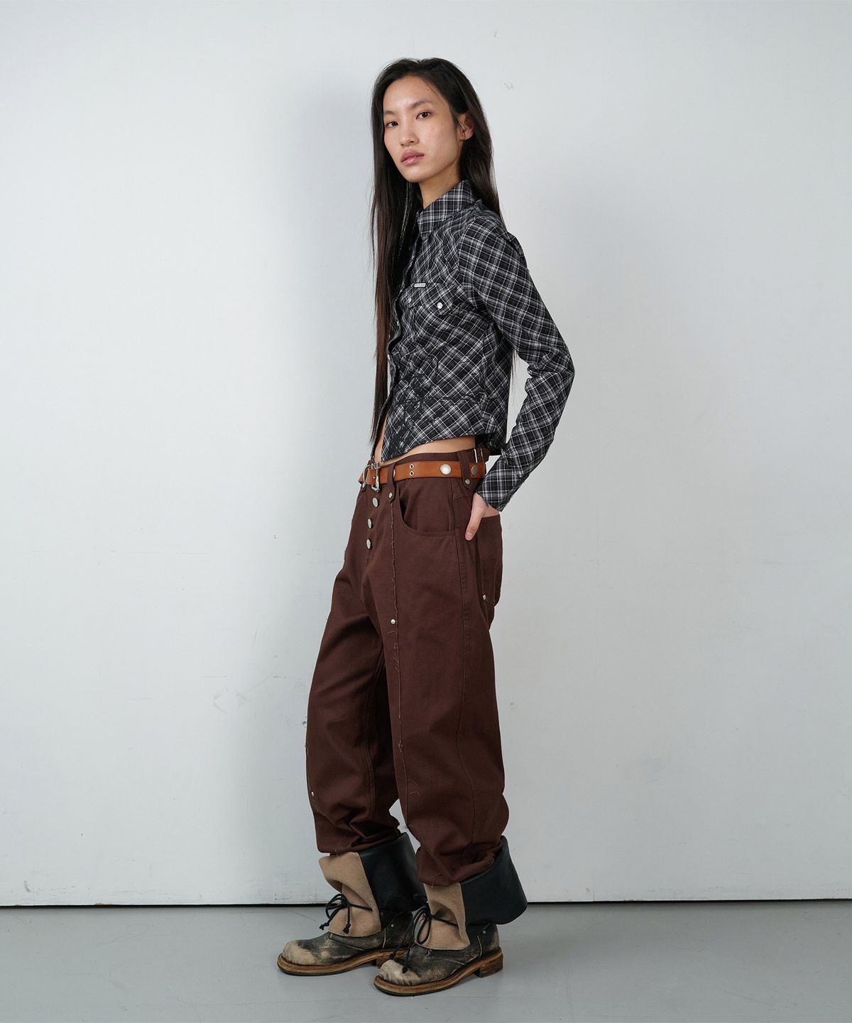 더바이닐하우스(THEVINYLHOUSE) CURVED STUD PANTS BROWN