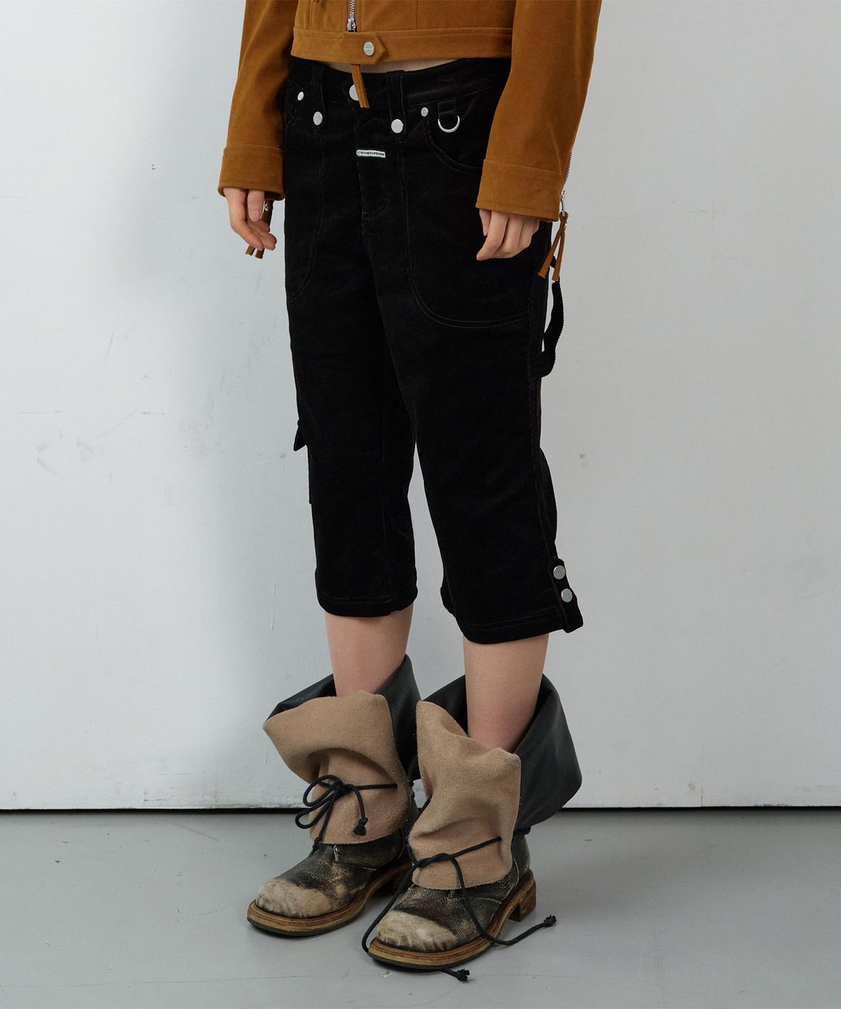 더바이닐하우스(THEVINYLHOUSE) UTILITY CORDUROY CAPRI PANTS(W) BLACK