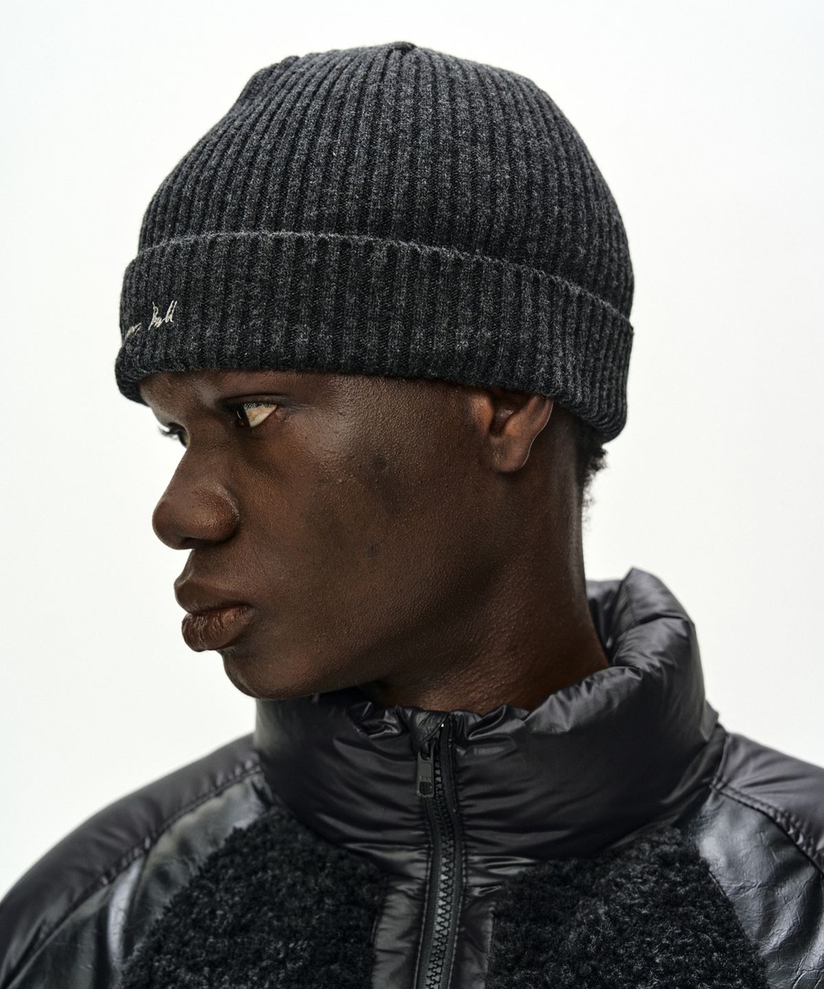 앤더슨벨(ADSB ANDERSSON BELL) UNISEX LOGO WOOL BEANIE (CHARCOAL)